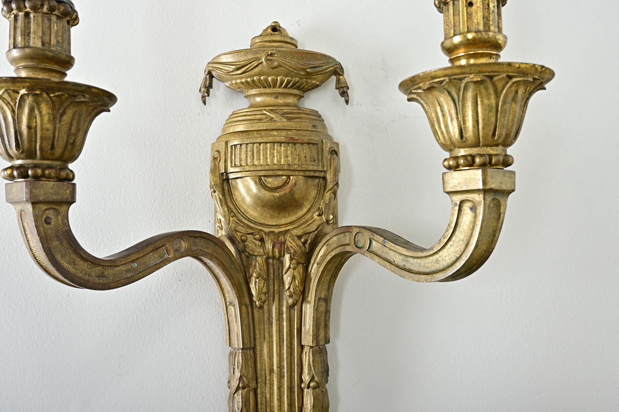 XIXe siècle Paire d'appliques françaises de style Louis XVI du 19ème siècle en bronze doré en vente