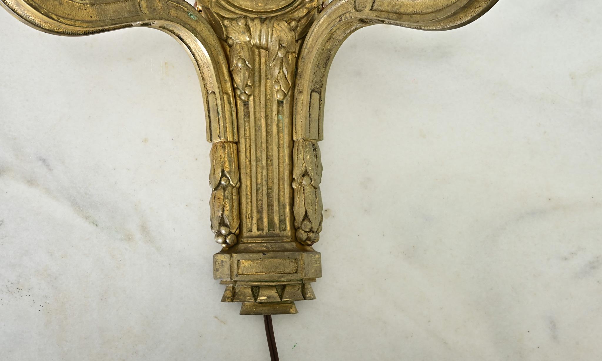 Bronze Paire d'appliques françaises de style Louis XVI du 19ème siècle en bronze doré en vente