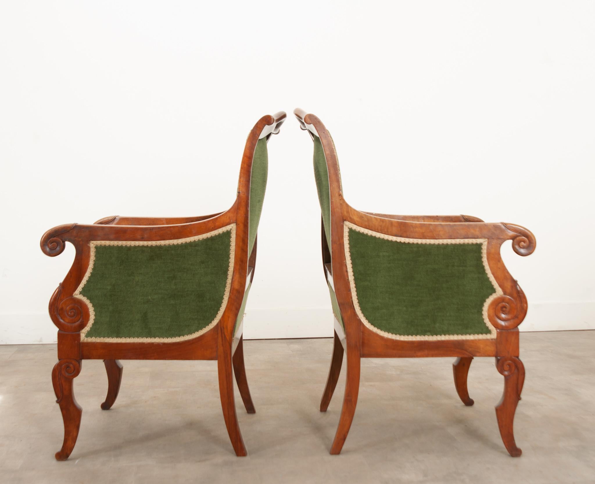 French Pair of 19th Century Walnut Bergeres 9