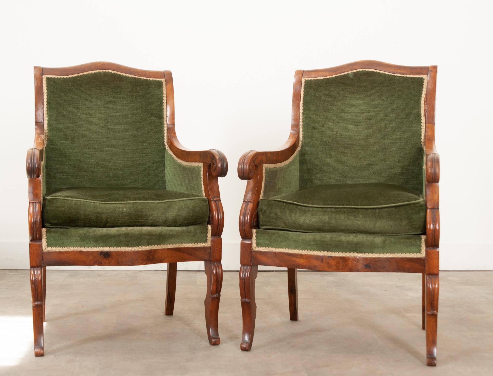 Other French Pair of 19th Century Walnut Bergeres