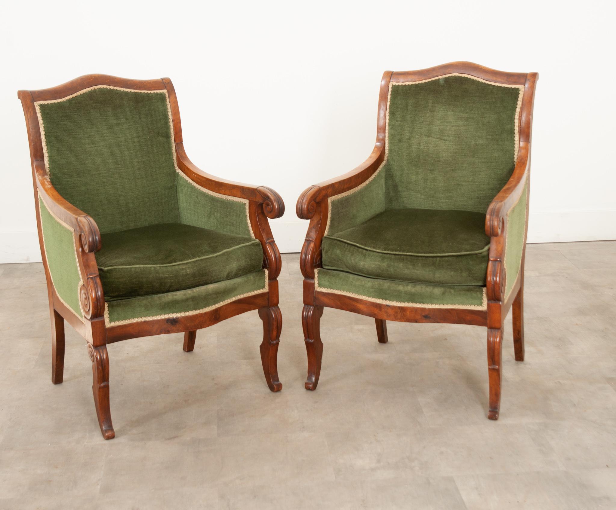 French Pair of 19th Century Walnut Bergeres 2