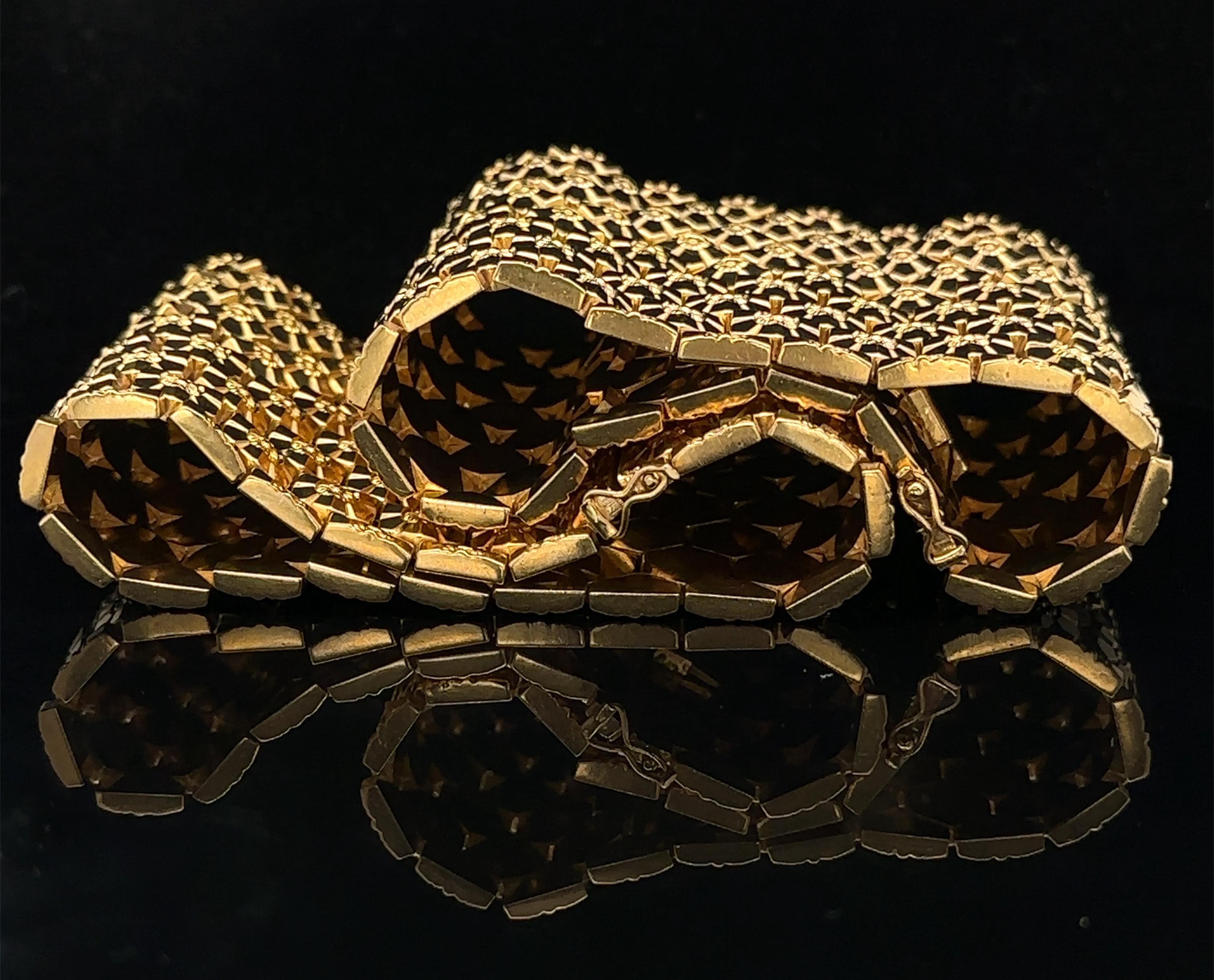 Coppia di bracciali francesi in oro giallo 18k con motivo a nido d'ape Repousse, larghi 2,3 pollici in vendita 8