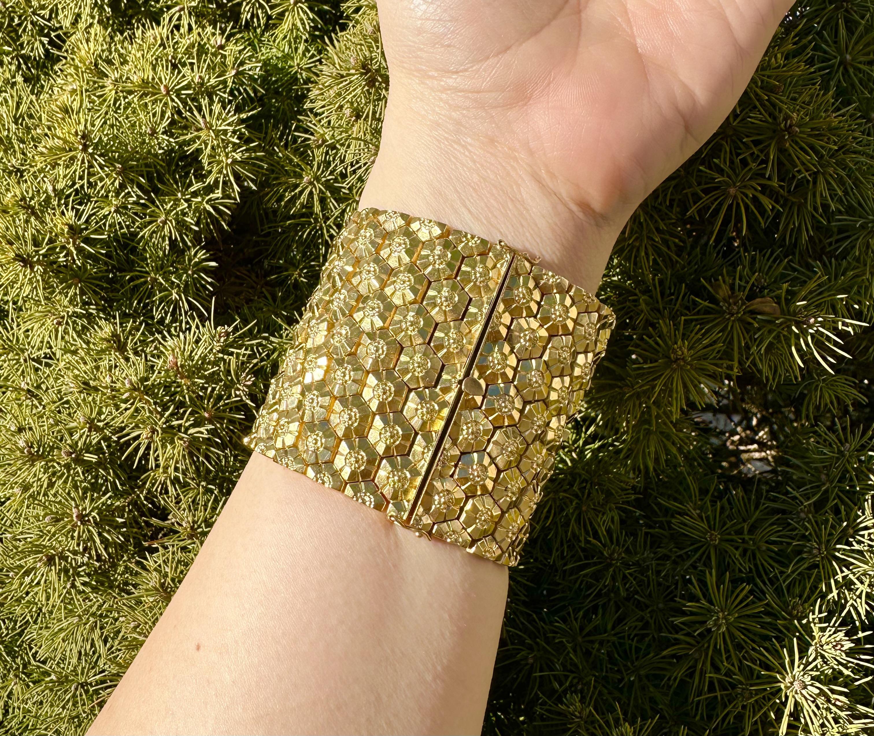 Coppia di bracciali francesi in oro giallo 18k con motivo a nido d'ape Repousse, larghi 2,3 pollici in vendita 9
