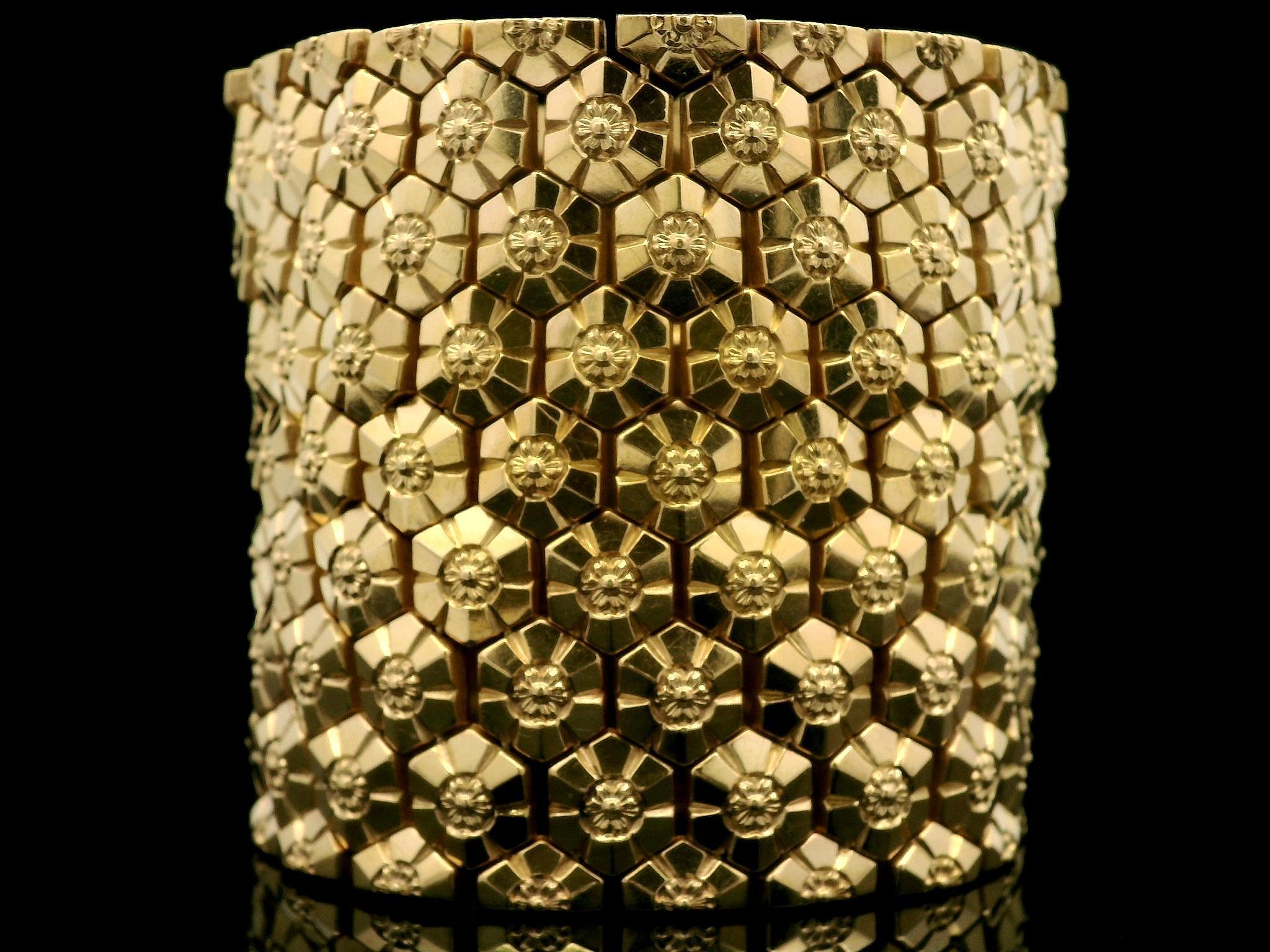 Coppia di bracciali francesi in oro giallo 18k con motivo a nido d'ape Repousse, larghi 2,3 pollici in vendita 10