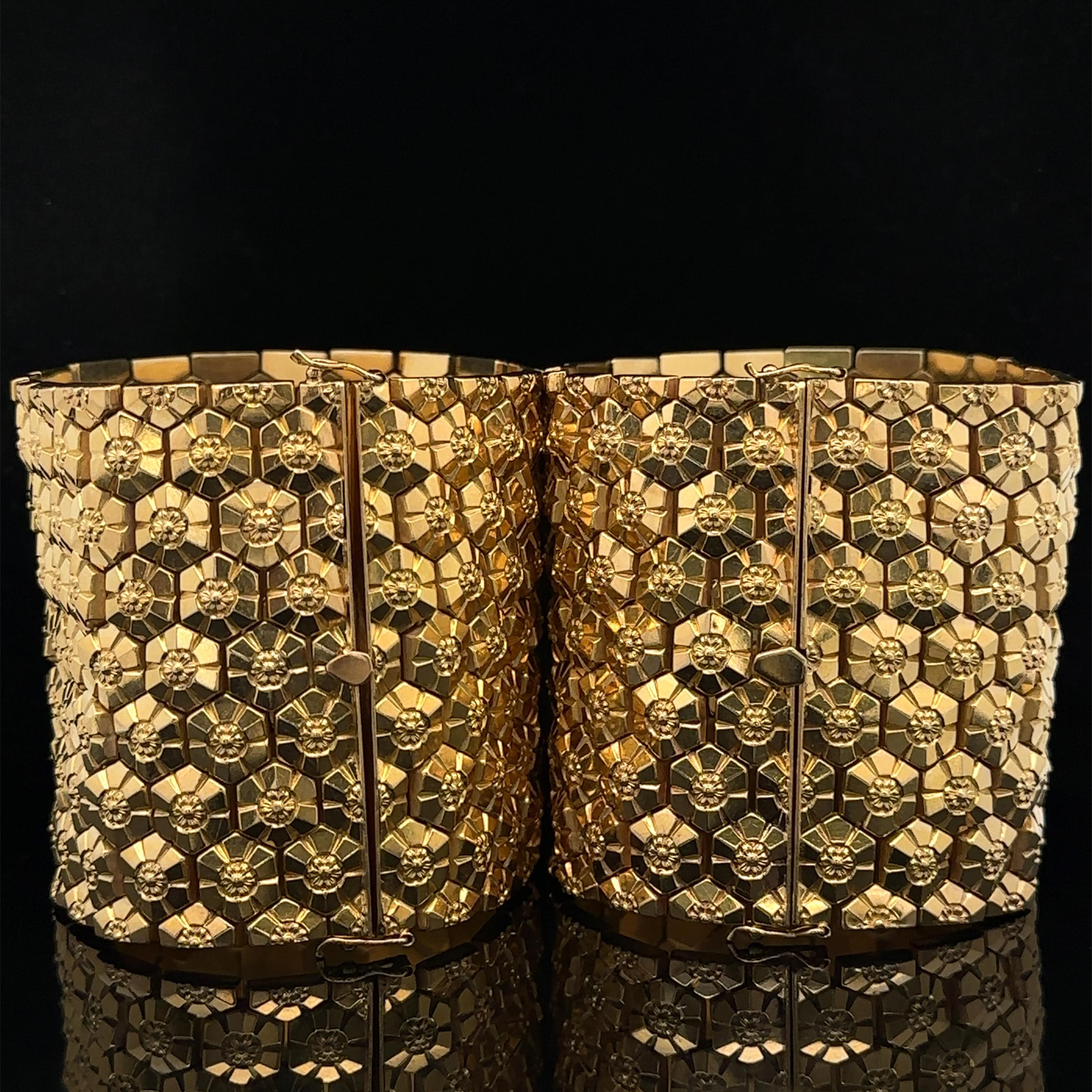 Coppia di bracciali francesi in oro giallo 18k con motivo a nido d'ape Repousse, larghi 2,3 pollici in vendita 11