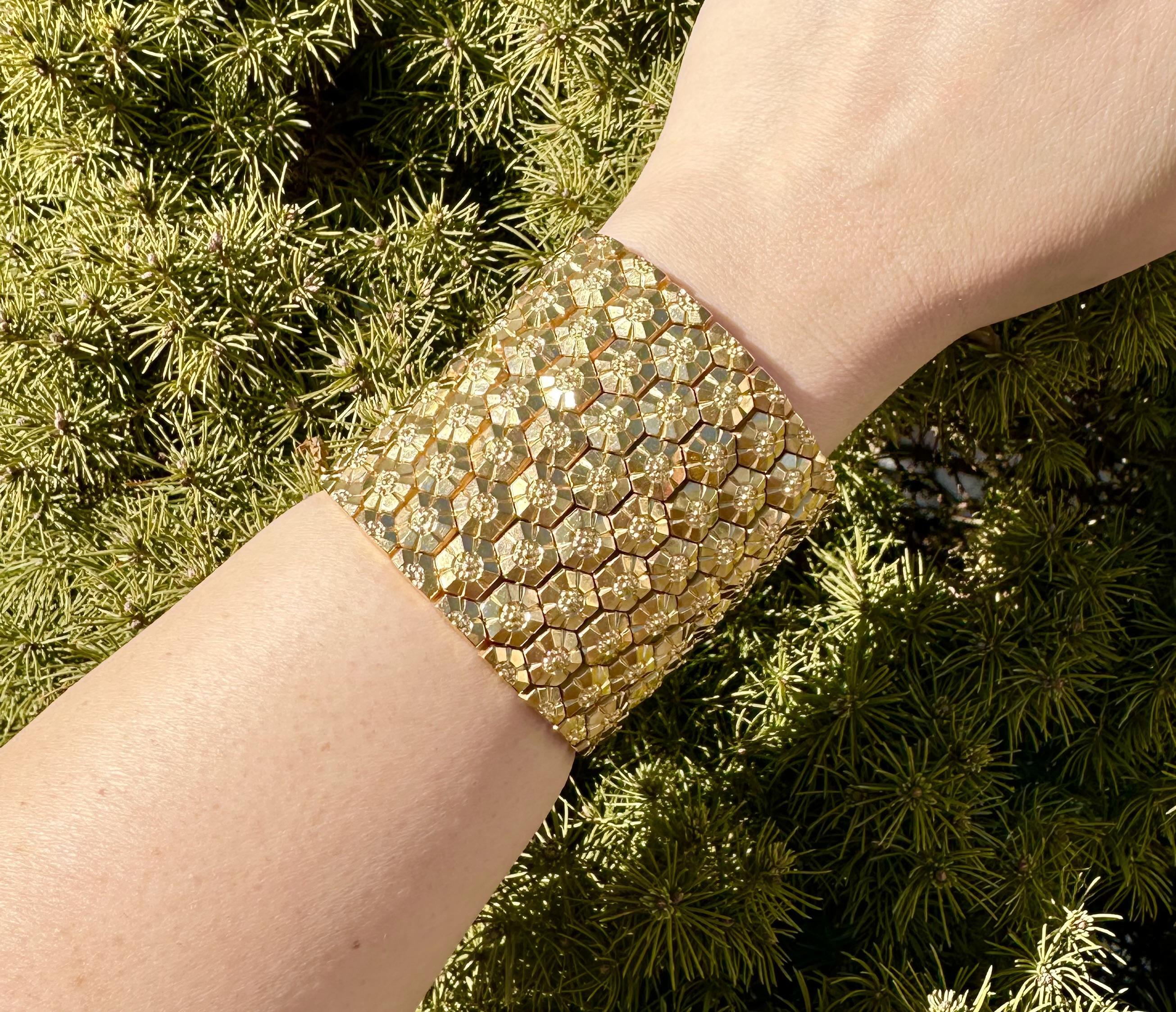 Coppia di bracciali francesi in oro giallo 18k con motivo a nido d'ape Repousse, larghi 2,3 pollici in vendita 12