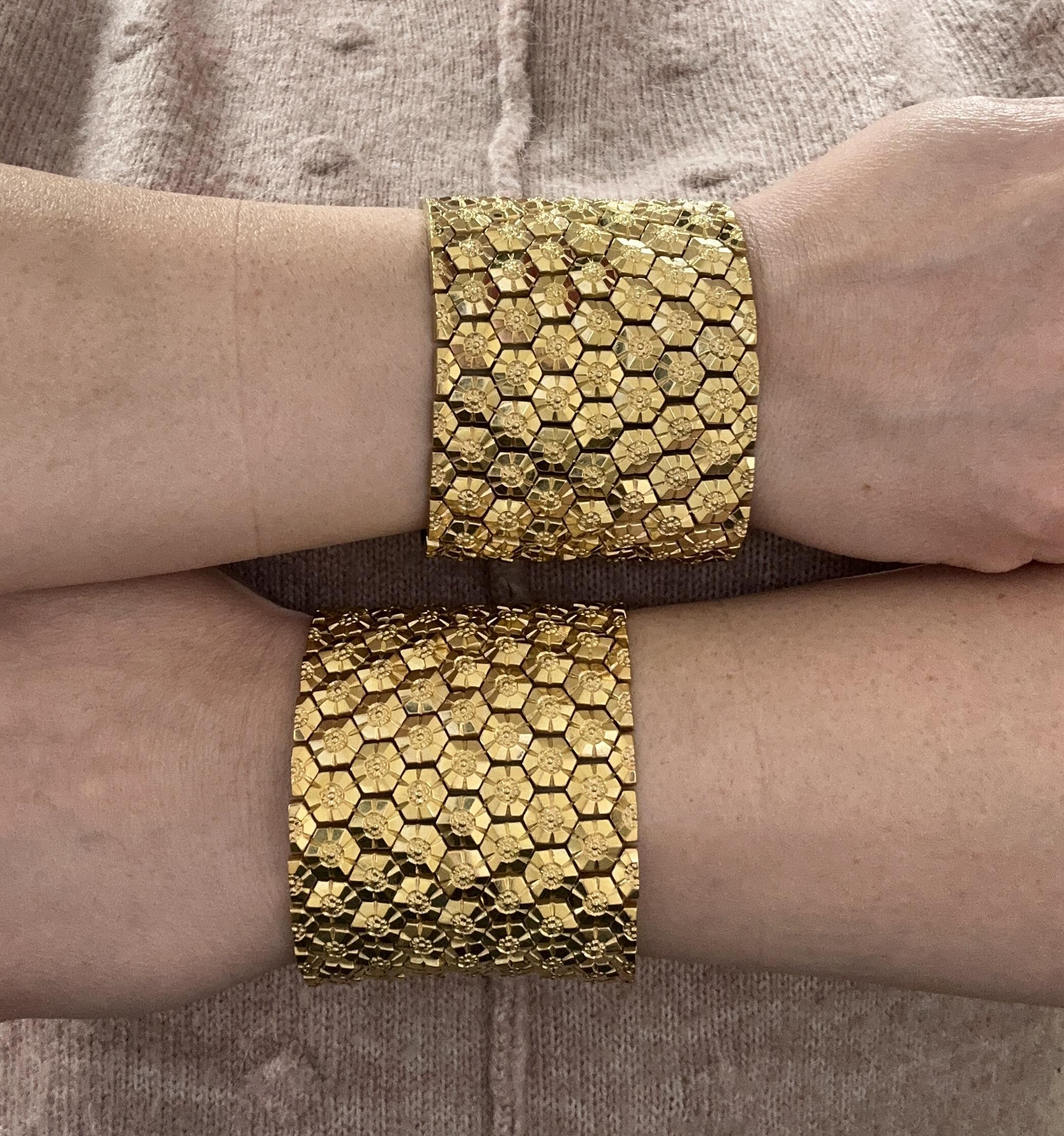 Coppia di bracciali francesi in oro giallo 18k con motivo a nido d'ape Repousse, larghi 2,3 pollici in vendita 13