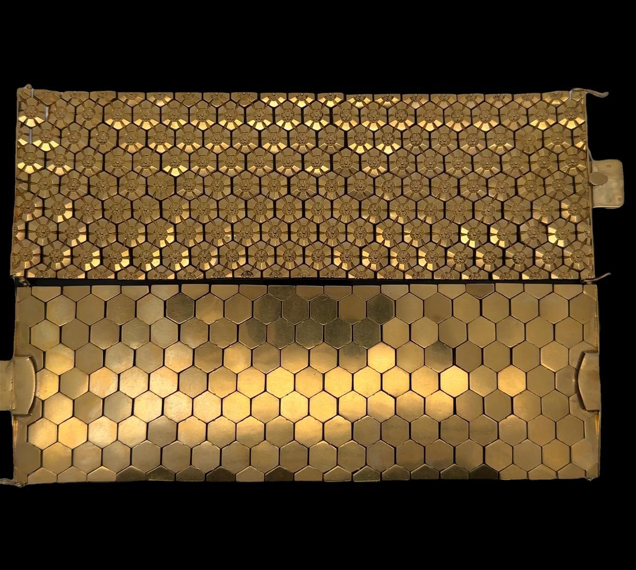 Coppia di due braccialetti SUPER larghi di manifattura francese a 18 carati!

Materiale: Oro giallo massiccio 18k
Peso: 229,82 grammi (in totale)
Tipo: Set di 2 braccialetti A Link con tecnica Repoussé e motivo floreale a pettine
Lunghezza: Misura