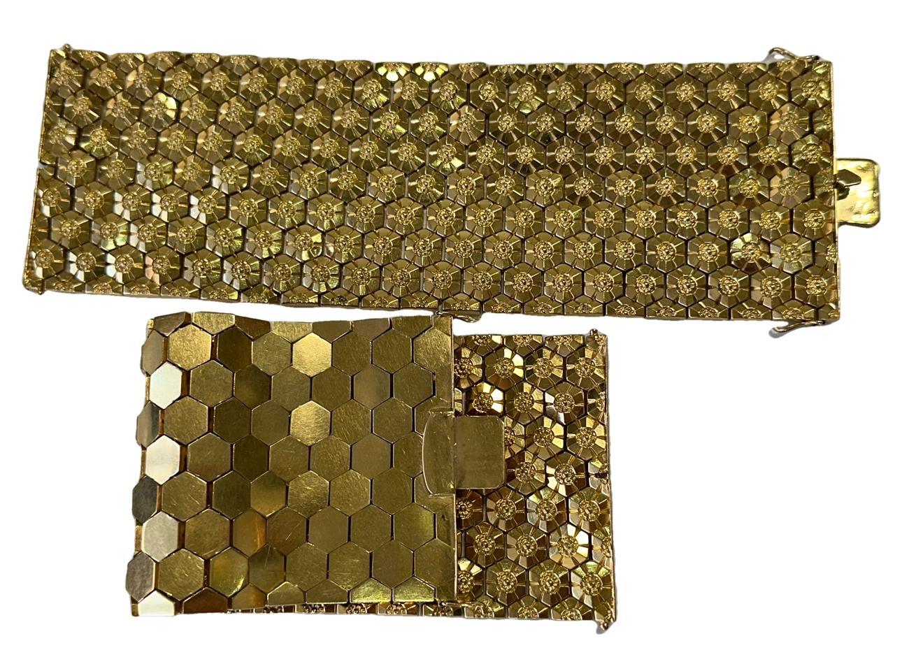 Coppia di bracciali francesi in oro giallo 18k con motivo a nido d'ape Repousse, larghi 2,3 pollici In condizioni ottime in vendita a Montclair, NJ