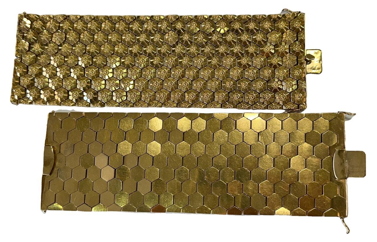 Donna Coppia di bracciali francesi in oro giallo 18k con motivo a nido d'ape Repousse, larghi 2,3 pollici in vendita
