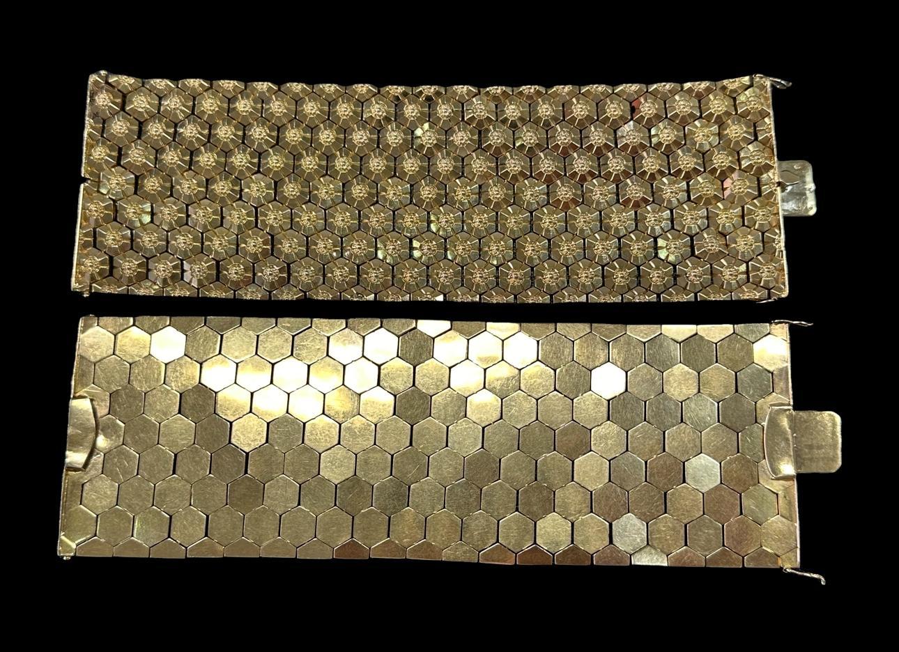 Coppia di bracciali francesi in oro giallo 18k con motivo a nido d'ape Repousse, larghi 2,3 pollici in vendita 1