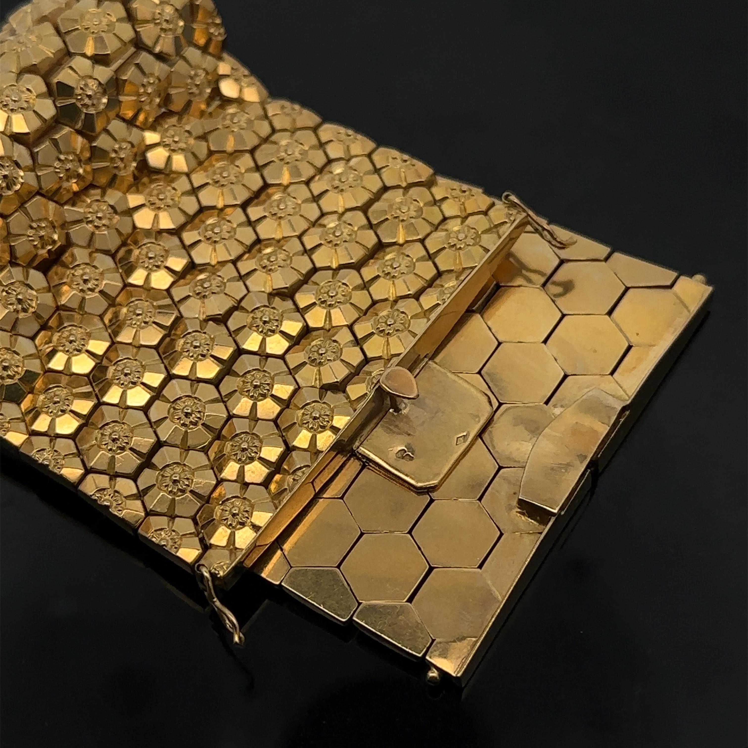 Coppia di bracciali francesi in oro giallo 18k con motivo a nido d'ape Repousse, larghi 2,3 pollici in vendita 4