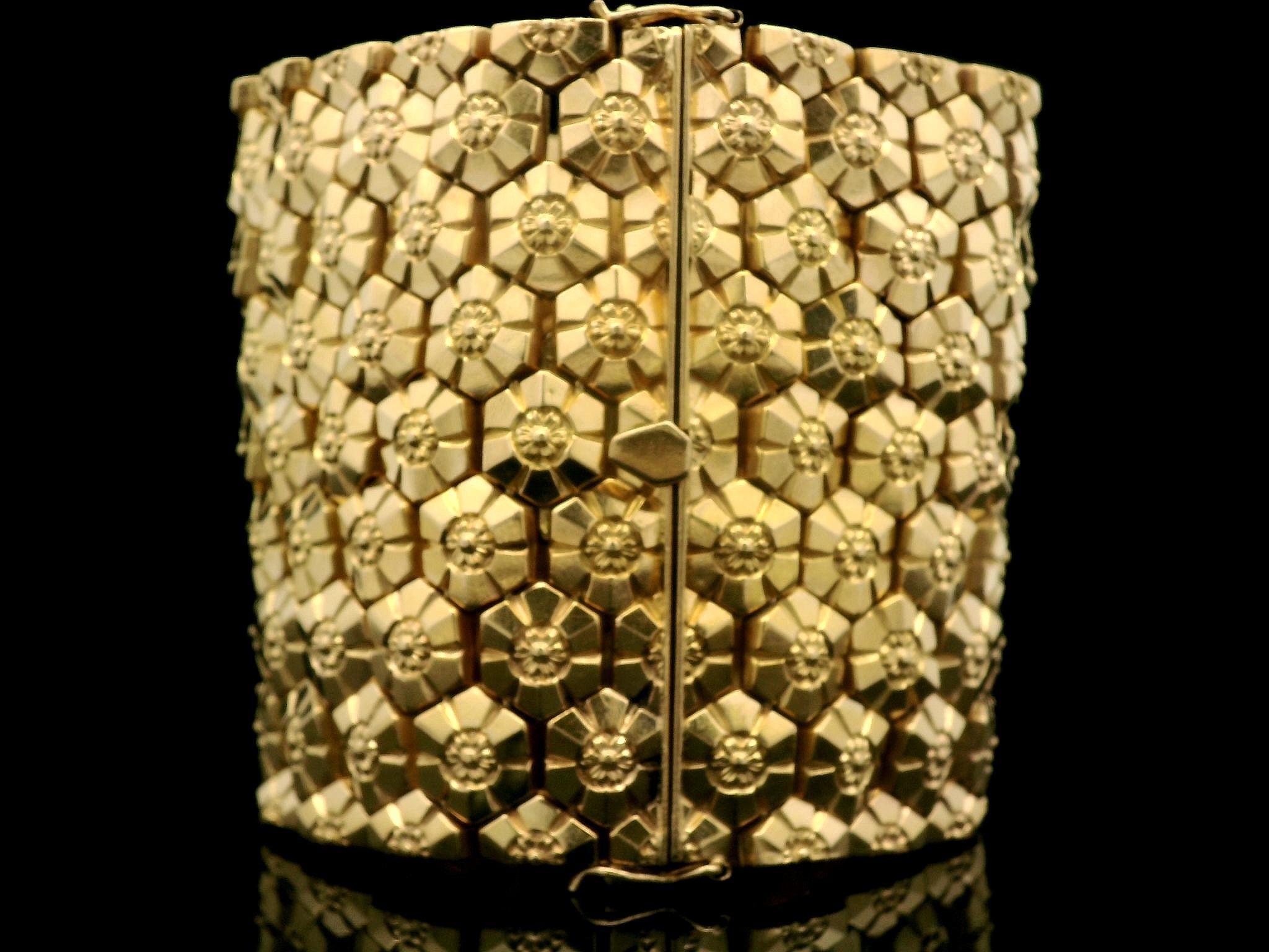 Coppia di bracciali francesi in oro giallo 18k con motivo a nido d'ape Repousse, larghi 2,3 pollici in vendita 5