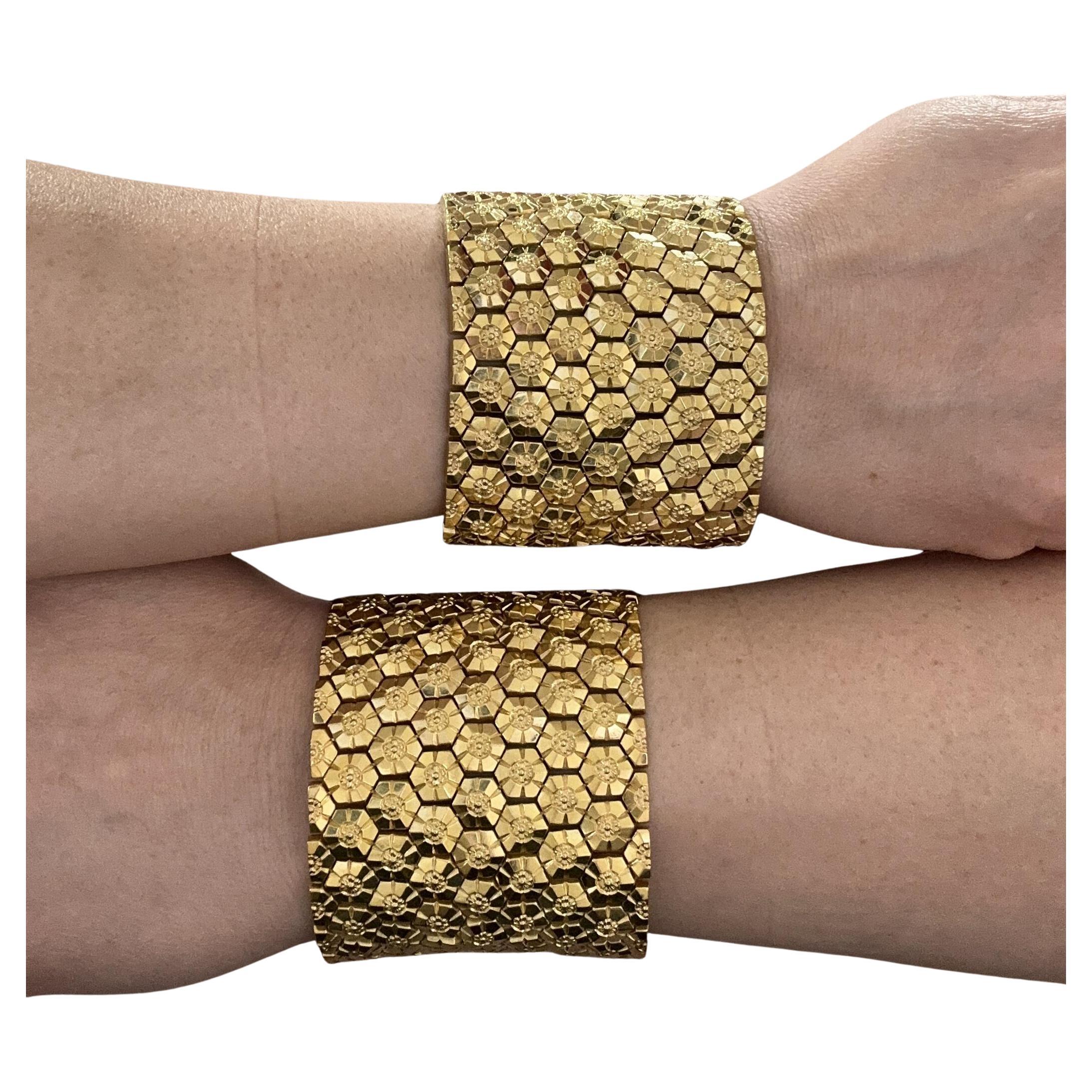Coppia di bracciali francesi in oro giallo 18k con motivo a nido d'ape Repousse, larghi 2,3 pollici in vendita