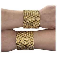 Coppia di bracciali francesi in oro giallo 18k con motivo a nido d'ape Repousse, larghi 2,3 pollici