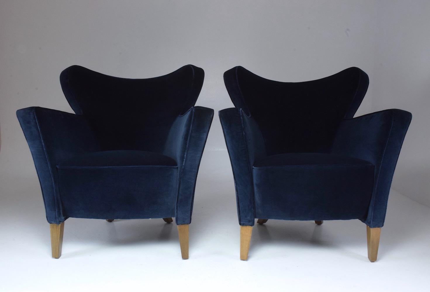 Pair of 20th century vintage armchairs designed in a typical curved 1950s style and 1940s feet and decorative zipper at the back fully restored in same original style.
France, circa 1980s.
 