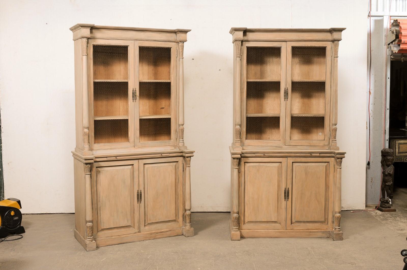 Legno Coppia francese di Buffet à De Corps alti più di 7 piedi con porte frontali in filo, metà del XX secolo. in vendita