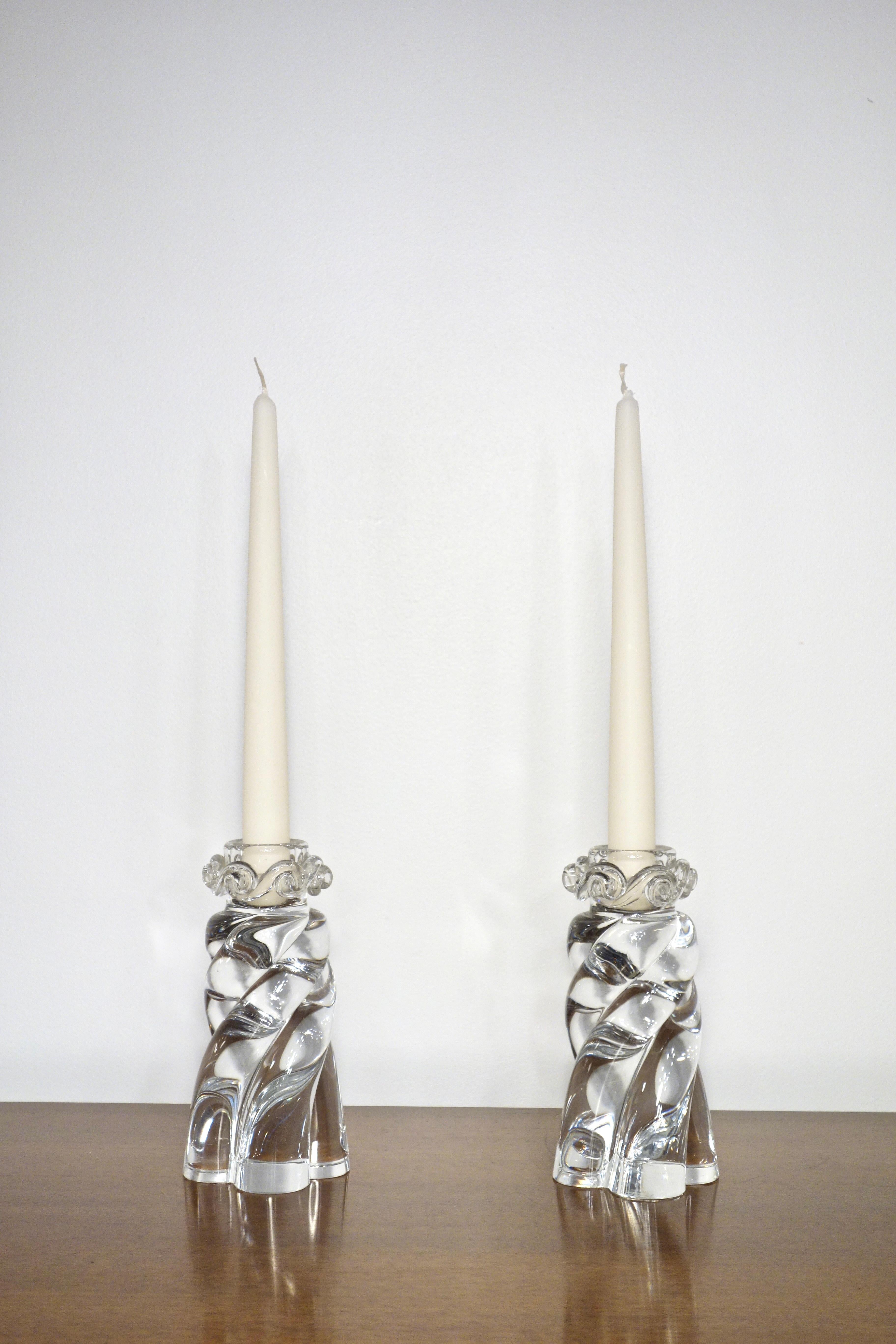 Pair of vintage crystal candlesticks signed by the famous house Baccarat. French manufacturing from the 1960s “Aladdin” model with twisted decoration. Sold pair with their candles. Very good condition, these candlesticks will bring an elegant and