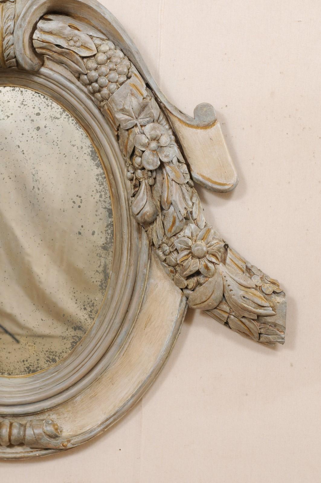 20ième siècle Paire de miroirs anciens français à cartouches et à motifs floraux sculptés en vente