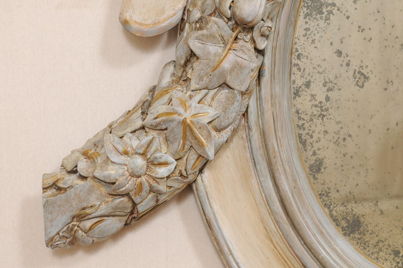 Paire de miroirs anciens français à cartouches et à motifs floraux sculptés en vente 1