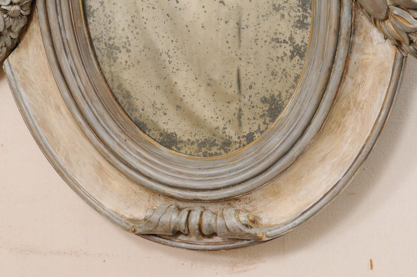 Paire de miroirs anciens français à cartouches et à motifs floraux sculptés en vente 2