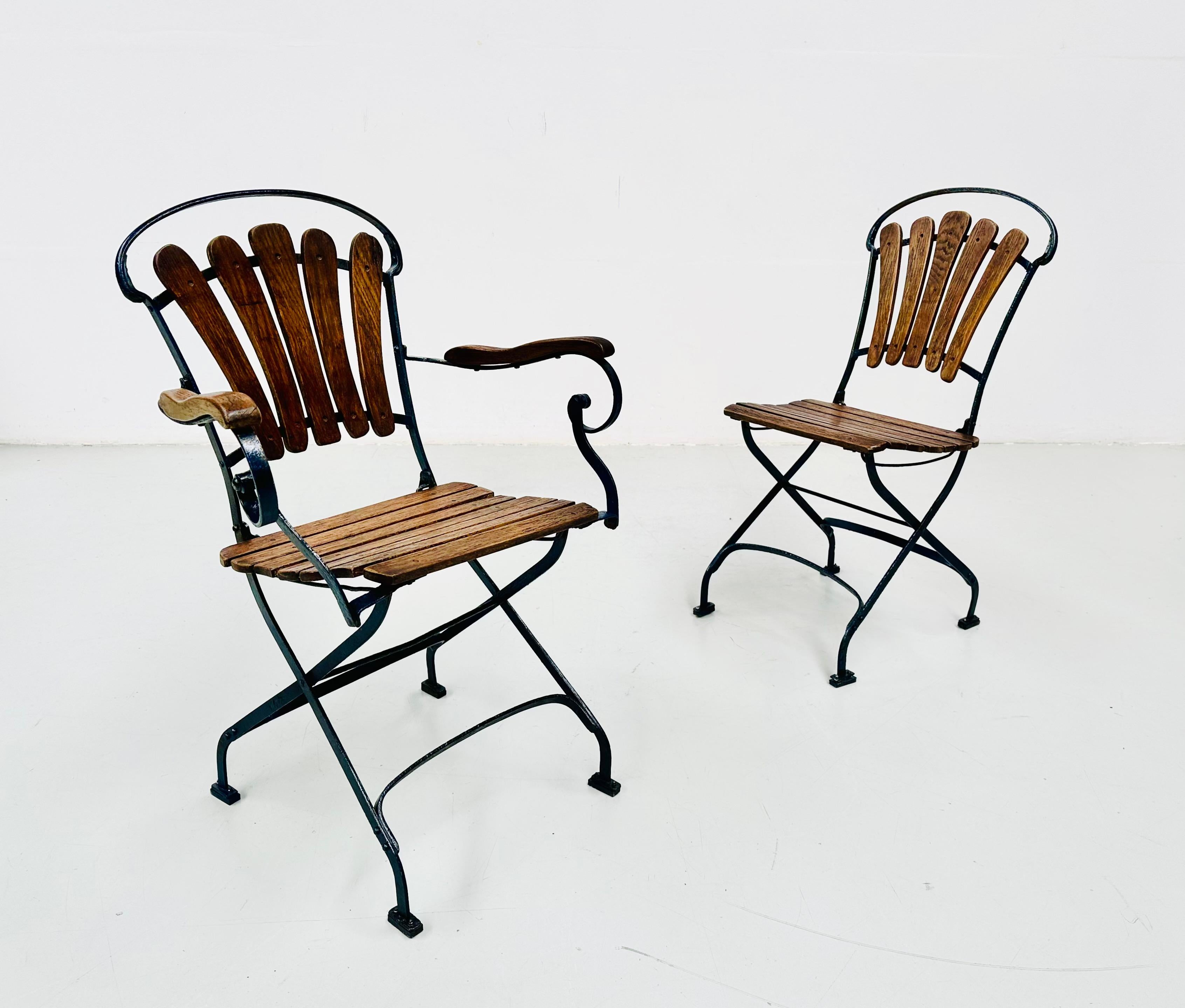 French Pair of Antique Foldable Parisienne Bistro Chairs in Oak and Iron, 1930s. For Sale 5