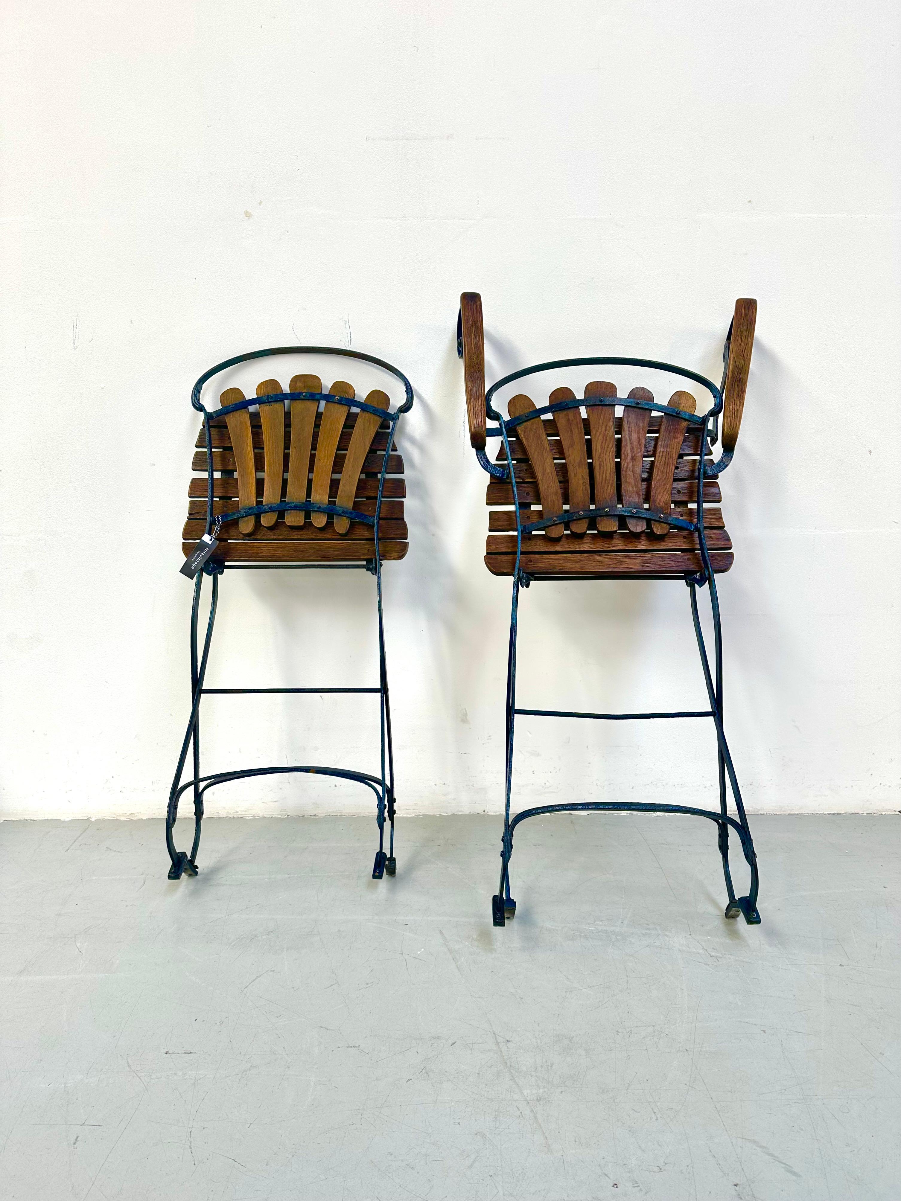 Paire d'anciennes chaises de bar parisiennes pliables en chêne et fer, années 1930 en vente 4