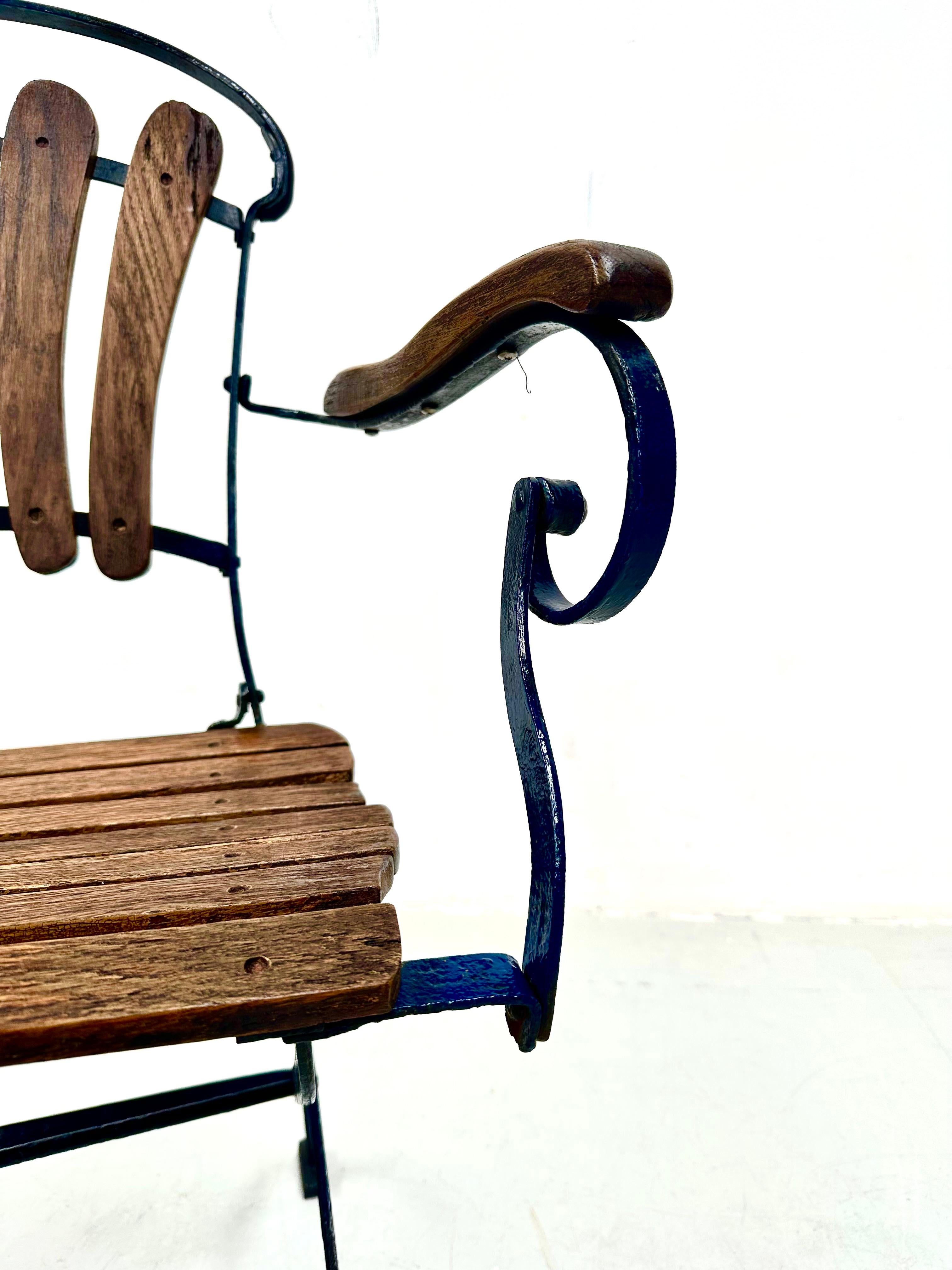 Paire d'anciennes chaises de bar parisiennes pliables en chêne et fer, années 1930 en vente 5