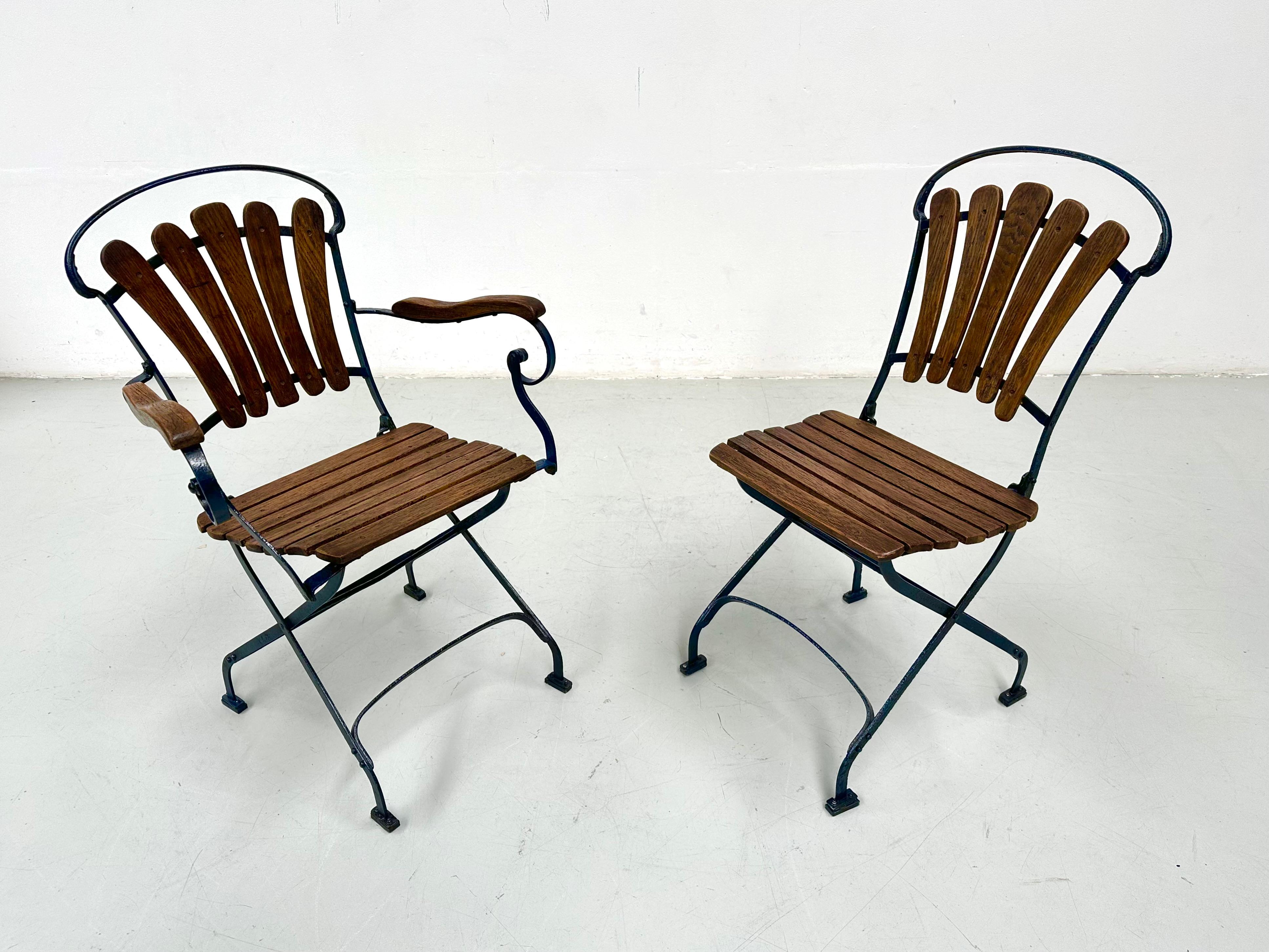 French Pair of Antique Foldable Parisienne Bistro Chairs in Oak and Iron, 1930s. For Sale 8