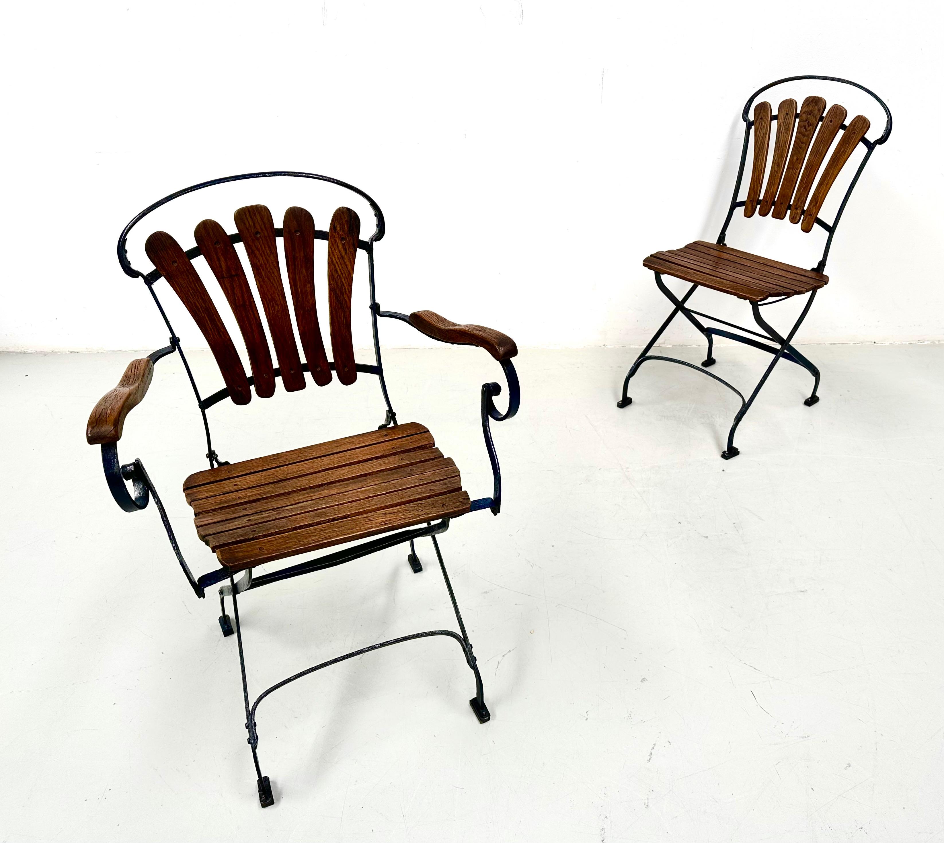 French Pair of Antique Foldable Parisienne Bistro Chairs in Oak and Iron, 1930s. For Sale 9