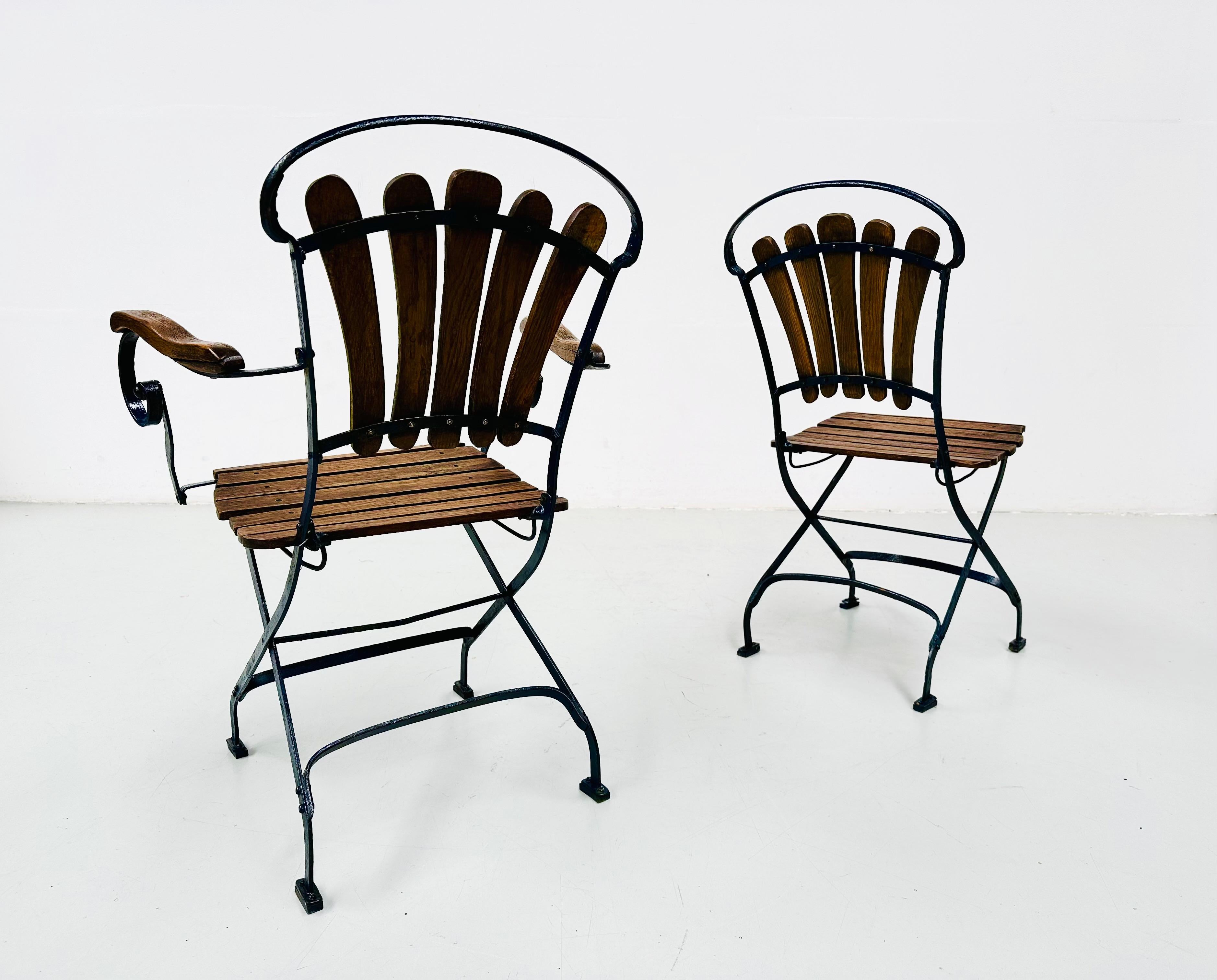 French Pair of Antique Foldable Parisienne Bistro Chairs in Oak and Iron, 1930s. For Sale 10