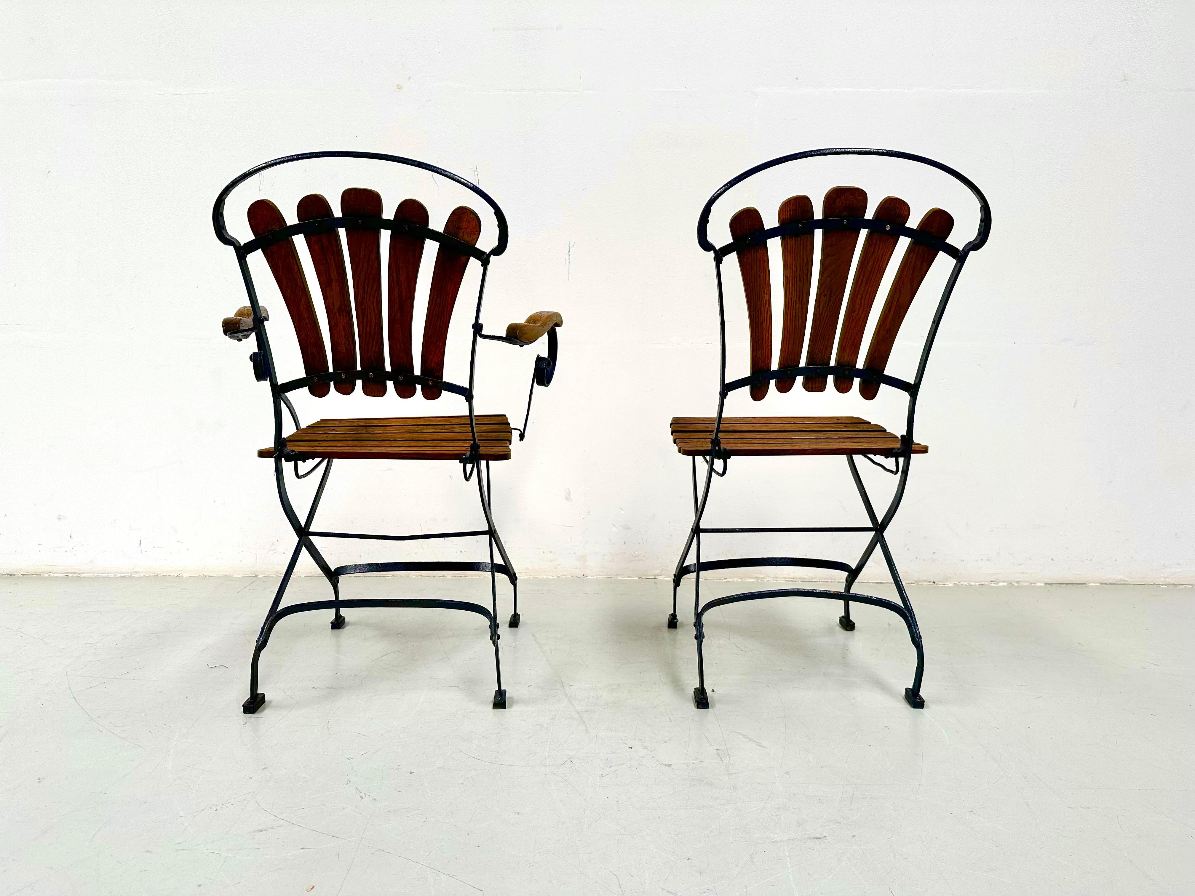 French Pair of Antique Foldable Parisienne Bistro Chairs in Oak and Iron, 1930s. For Sale 11