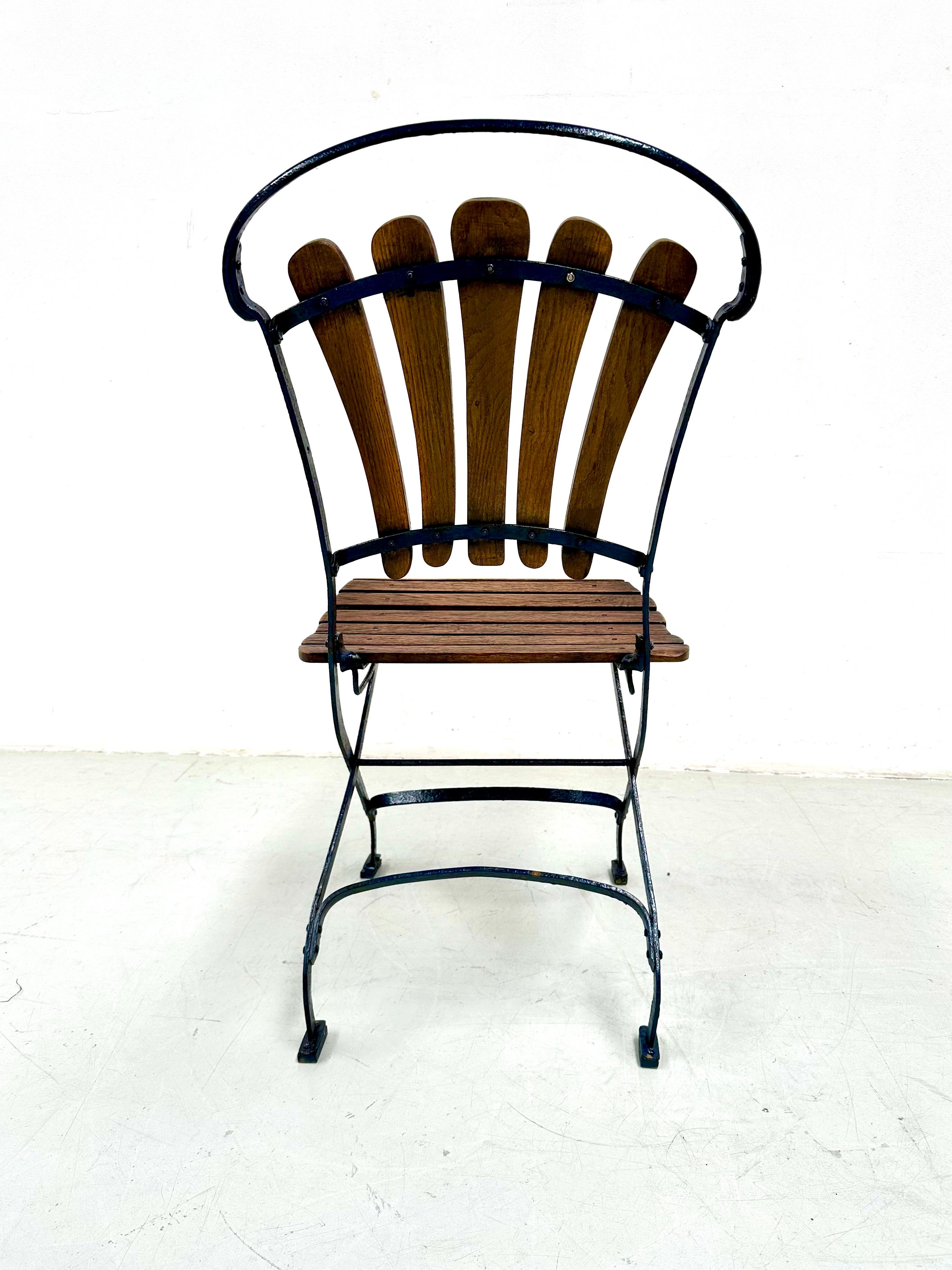 Paire d'anciennes chaises de bar parisiennes pliables en chêne et fer, années 1930 en vente 11