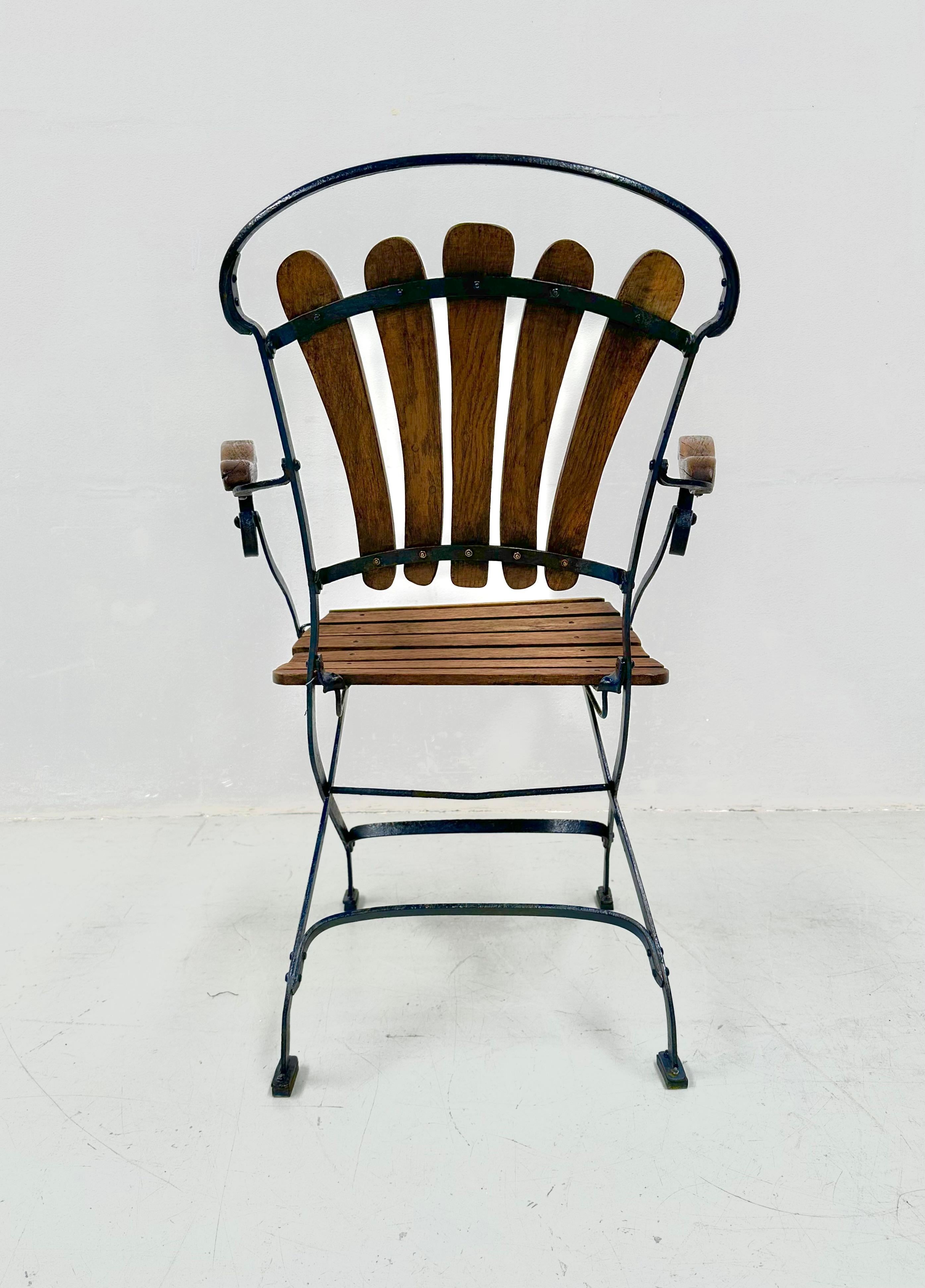French Pair of Antique Foldable Parisienne Bistro Chairs in Oak and Iron, 1930s. For Sale 14