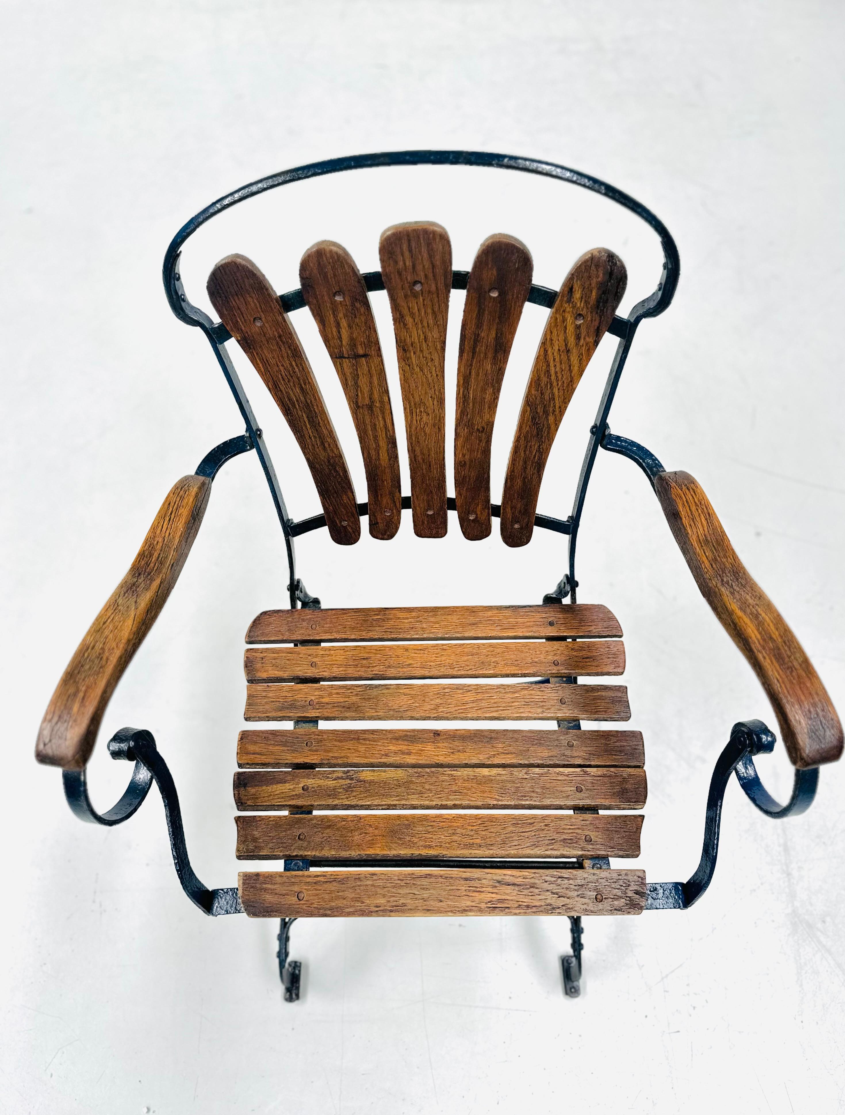 Paire d'anciennes chaises de bar parisiennes pliables en chêne et fer, années 1930 en vente 13