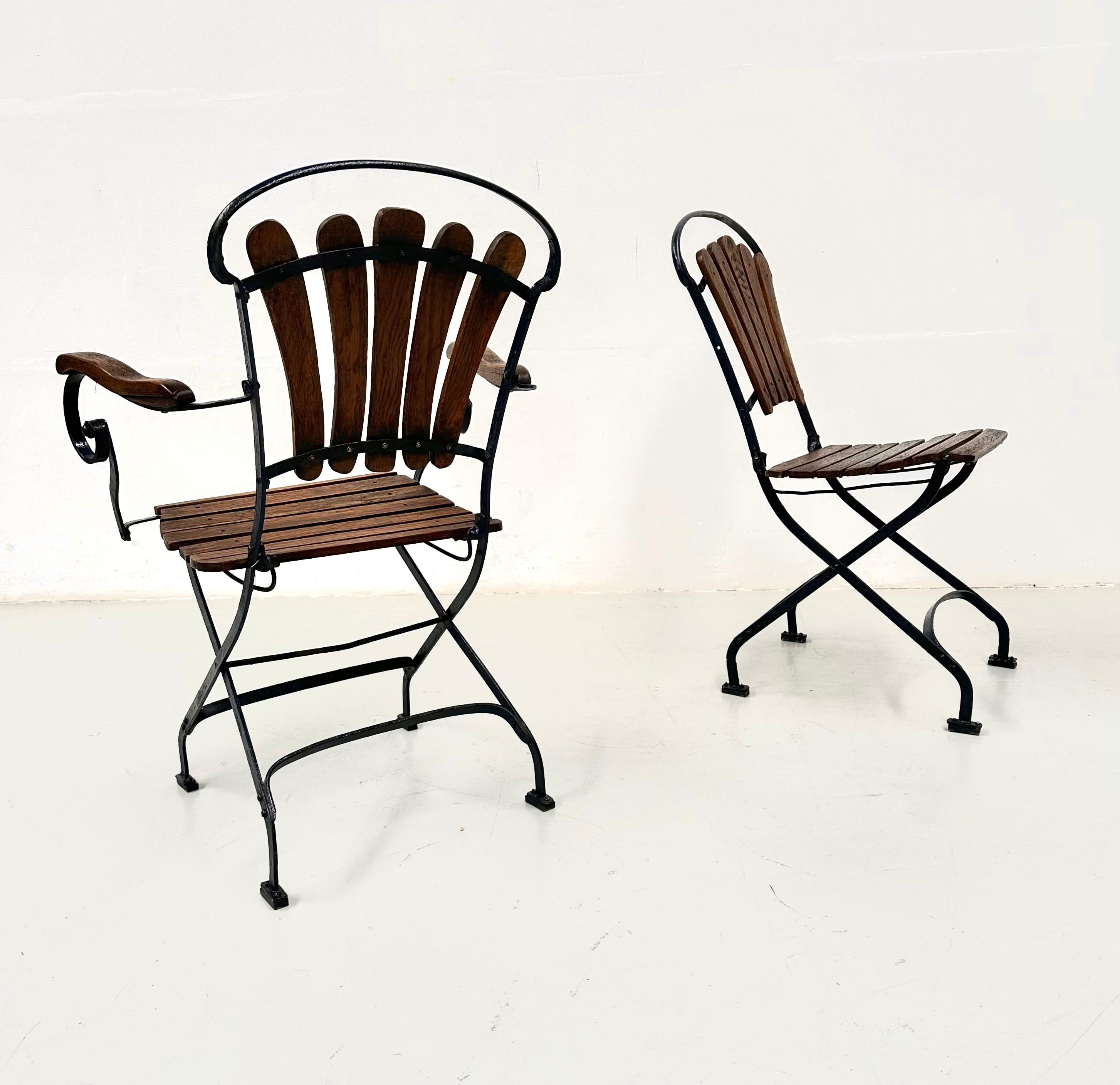 French Pair of Antique Foldable Parisienne Bistro Chairs in Oak and Iron, 1930s. In Good Condition For Sale In Eindhoven, Noord Brabant