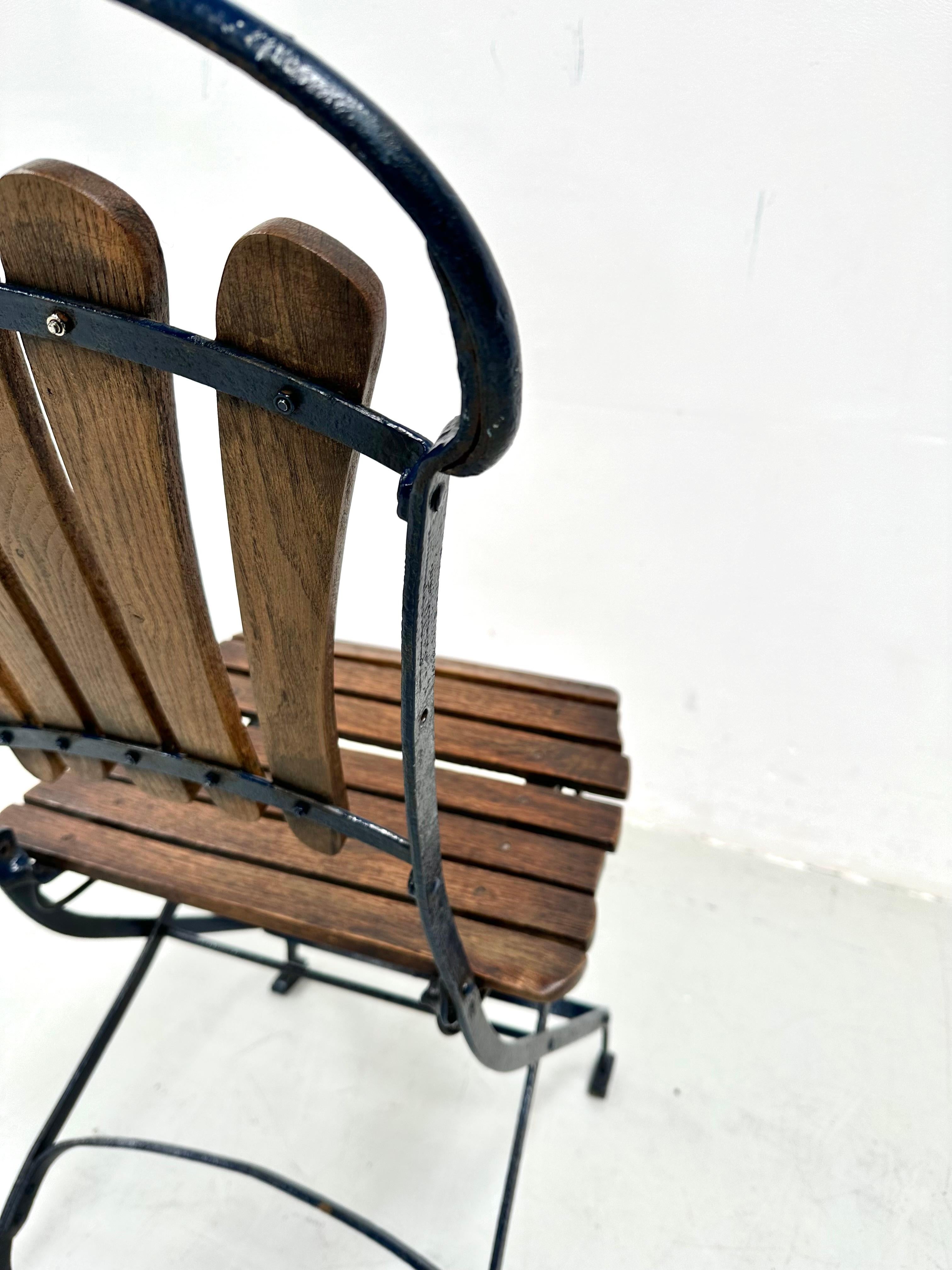 Mid-20th Century French Pair of Antique Foldable Parisienne Bistro Chairs in Oak and Iron, 1930s. For Sale