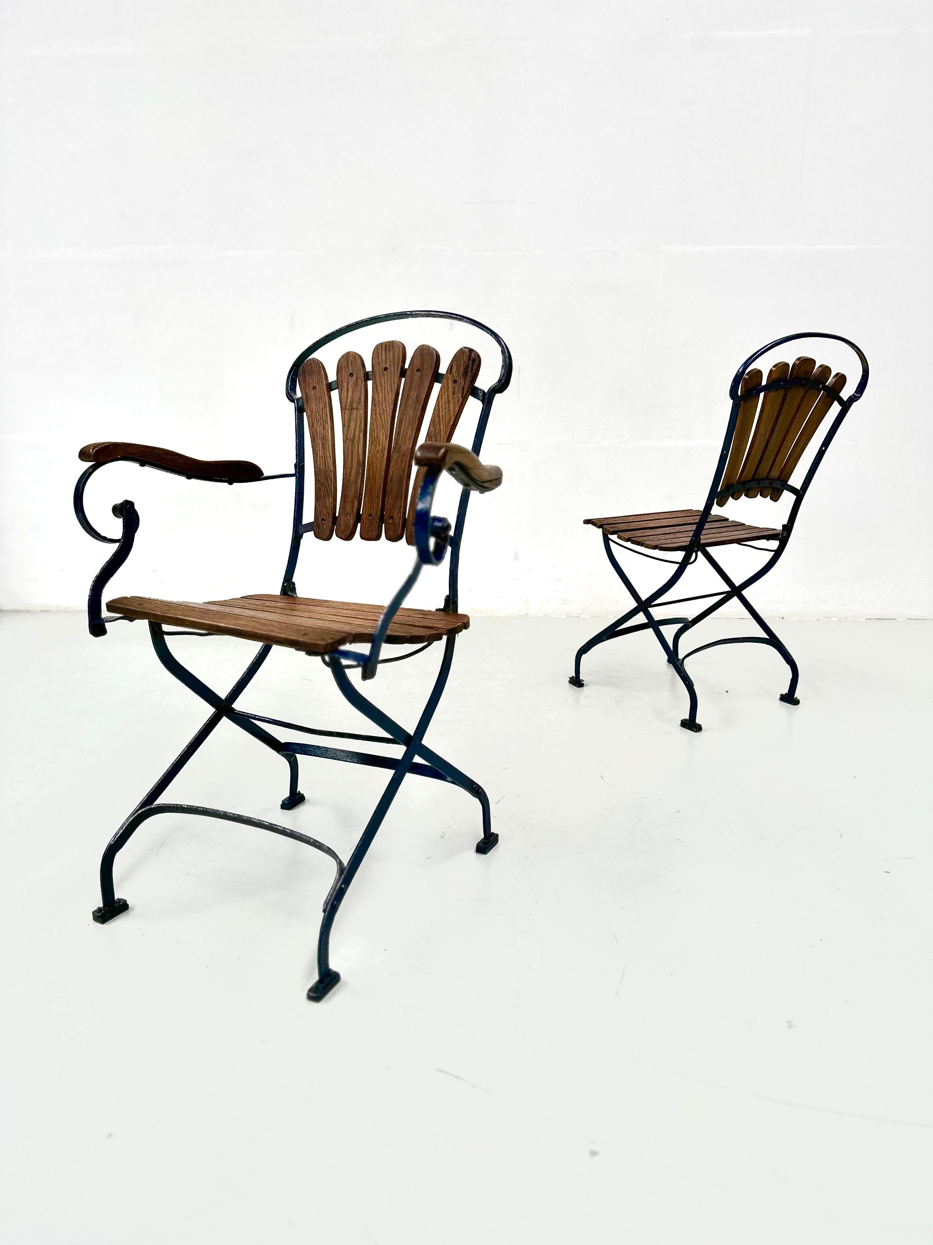 Milieu du XXe siècle Paire d'anciennes chaises de bar parisiennes pliables en chêne et fer, années 1930 en vente