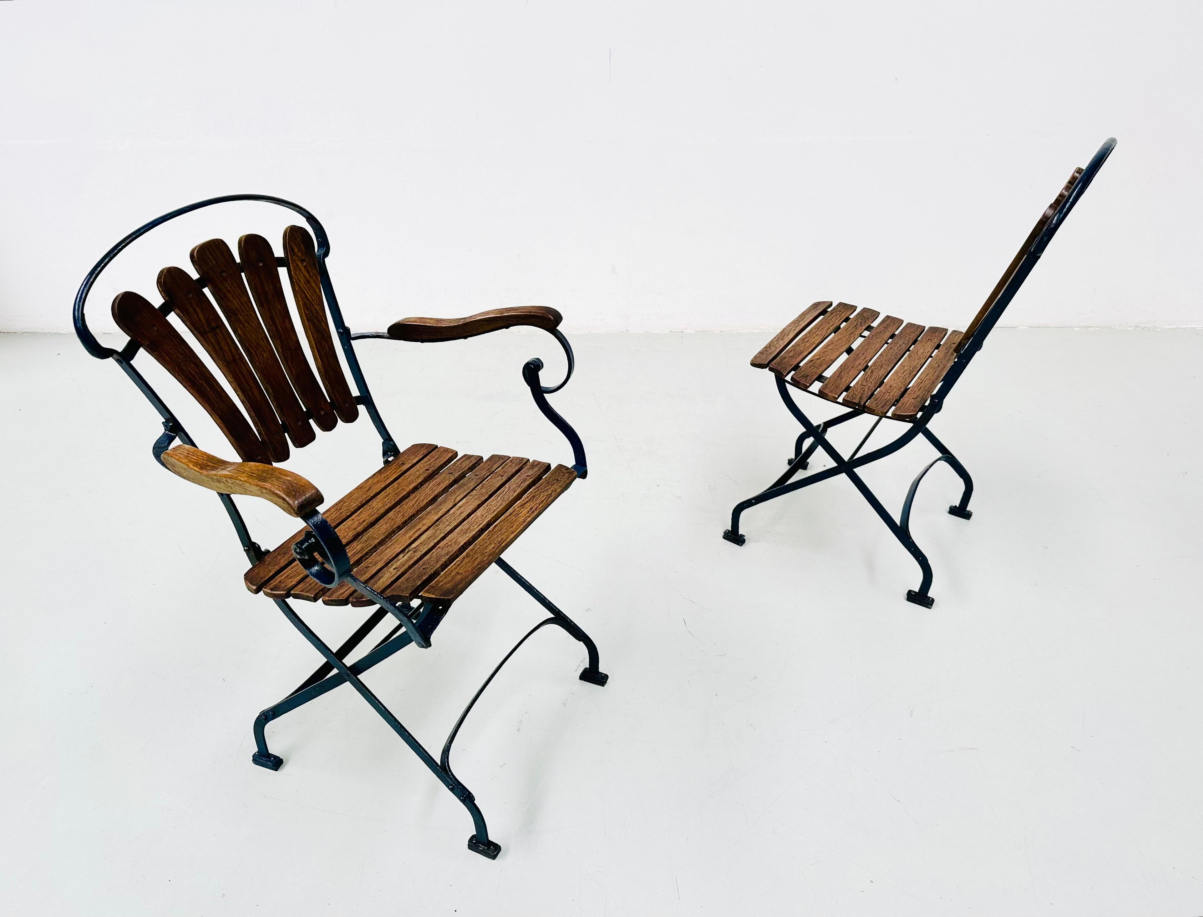 French Pair of Antique Foldable Parisienne Bistro Chairs in Oak and Iron, 1930s. For Sale 2