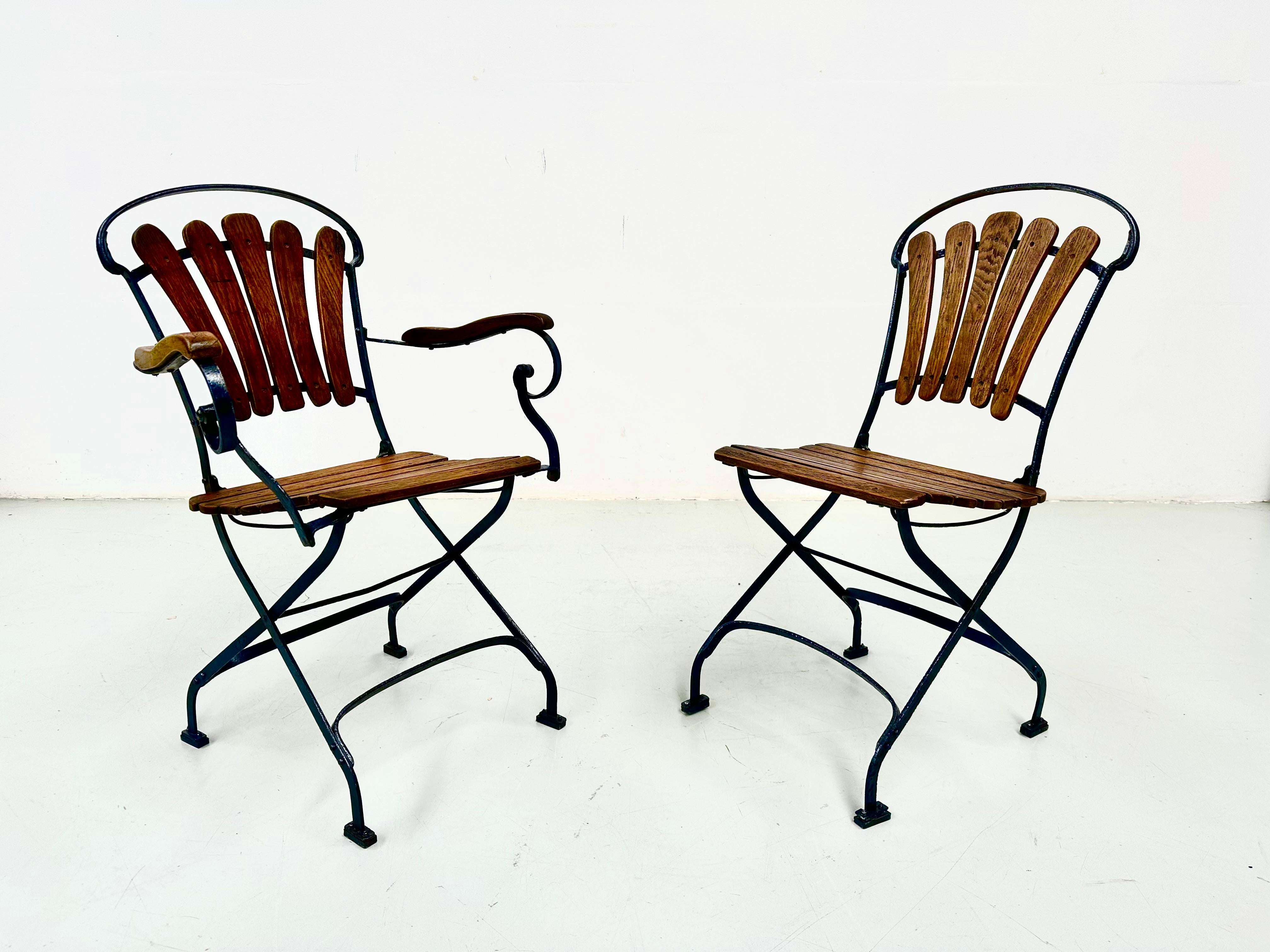 French Pair of Antique Foldable Parisienne Bistro Chairs in Oak and Iron, 1930s. For Sale 4