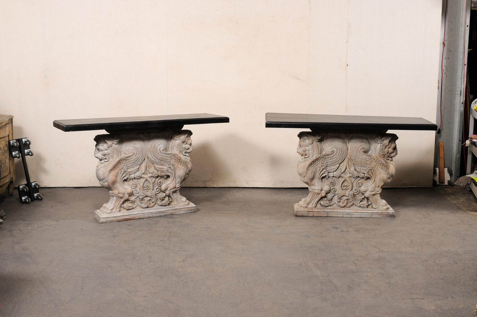 Paar antike französische Konsolen mit „Griffin“-Motiv aus geschnitztem Holzsockel (19. Jahrhundert) im Angebot