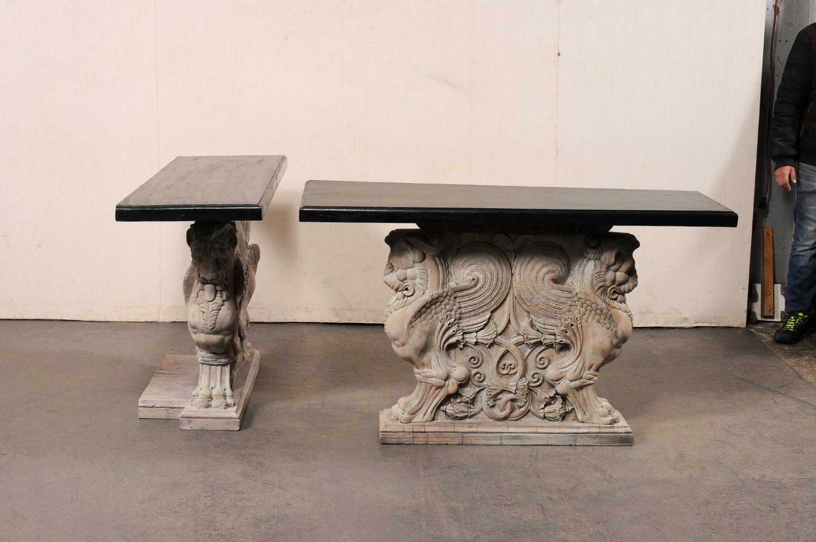 Paar antike französische Konsolen mit „Griffin“-Motiv aus geschnitztem Holzsockel im Angebot 3