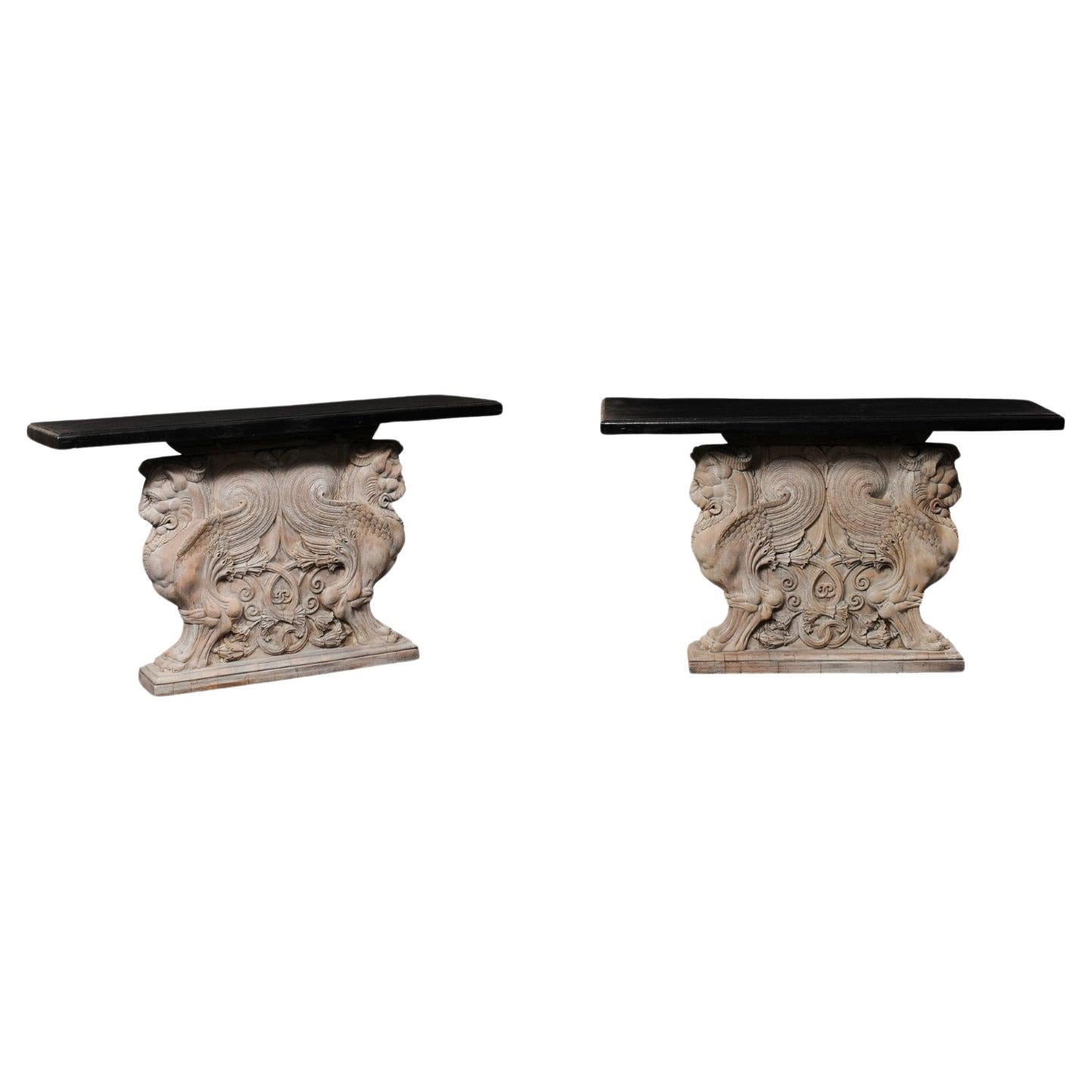 Paar antike französische Konsolen mit „Griffin“-Motiv aus geschnitztem Holzsockel