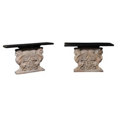 Paar antike französische Konsolen mit „Griffin“-Motiv aus geschnitztem Holzsockel