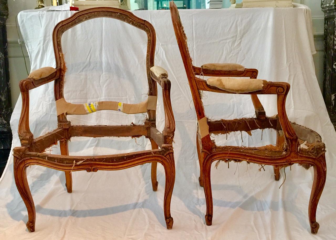 Coppia di carcasse di poltrone francesi, stile Montespan, XIX secolo
Un modello molto bello e con un'incantevole finitura in legno, da rivestire secondo i tuoi gusti.