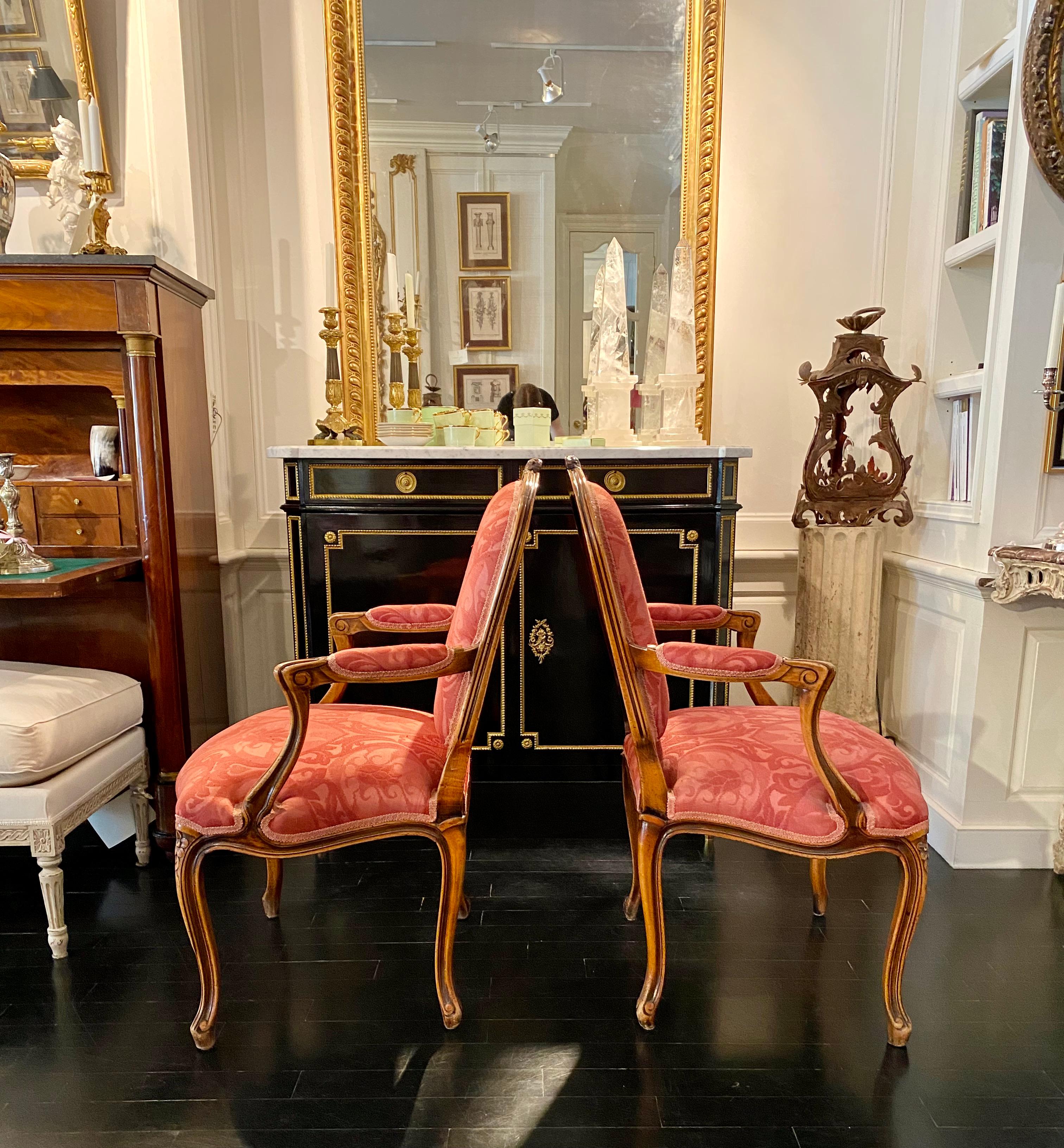 French Pair of Armchairs, Louis XV Montespan Style, 19th Century, Silk Damask In Good Condition In Montreal, Quebec