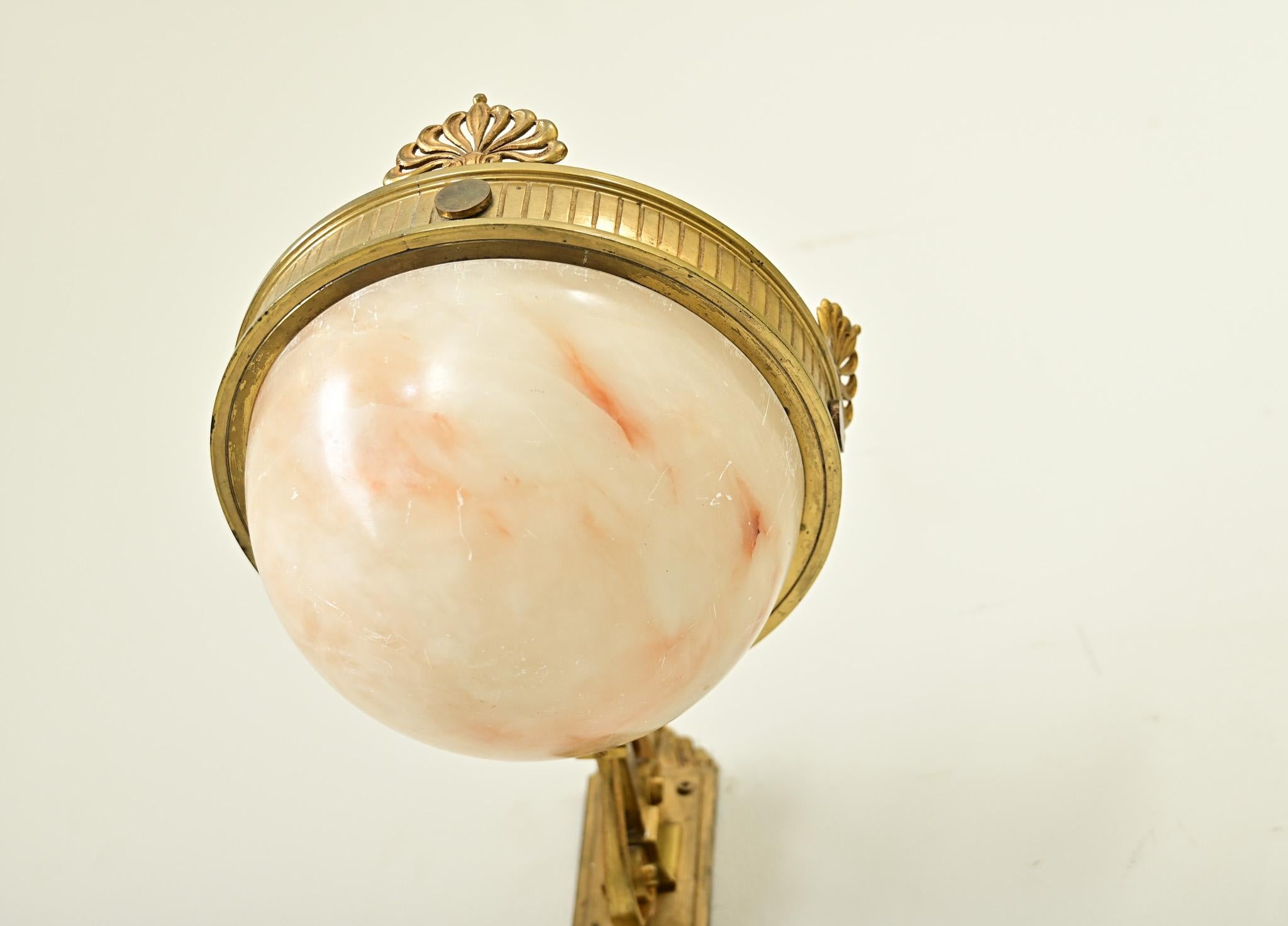 Ottone Coppia francese di lampade in alabastro Art Déco in vendita
