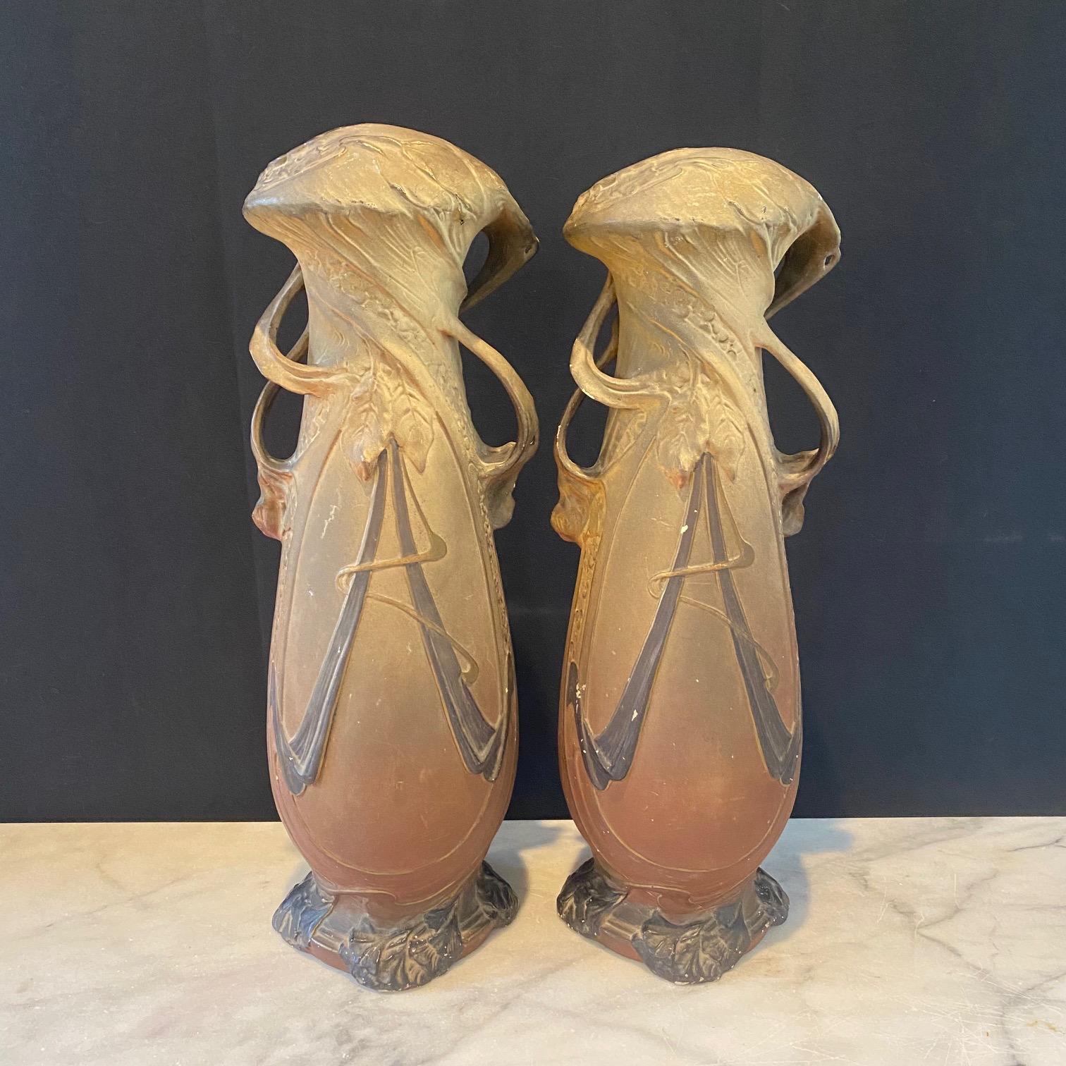 Très belle paire de vases en porcelaine dans le style Royal Dux Bohemia Art Nouveau, 19ème siècle. En très bon état - œuvres d'art achetées dans le sud de la France. Magnifiques intérieurs bleu clair.
Diamètre du fond 7