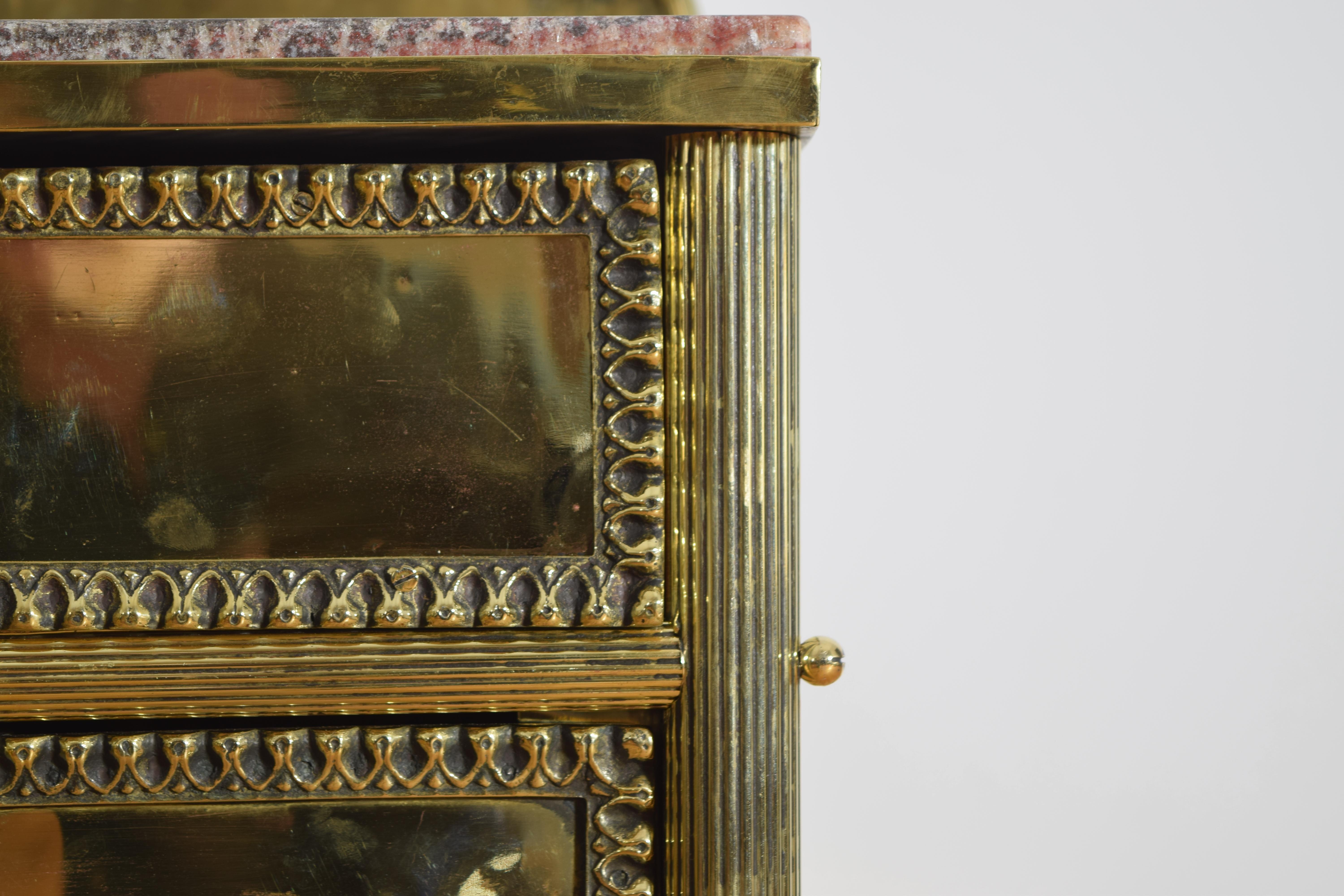 French Pair of Brass and Onyx-Top Bedside Cabinets, 2nd Quarter 20th Century For Sale 5