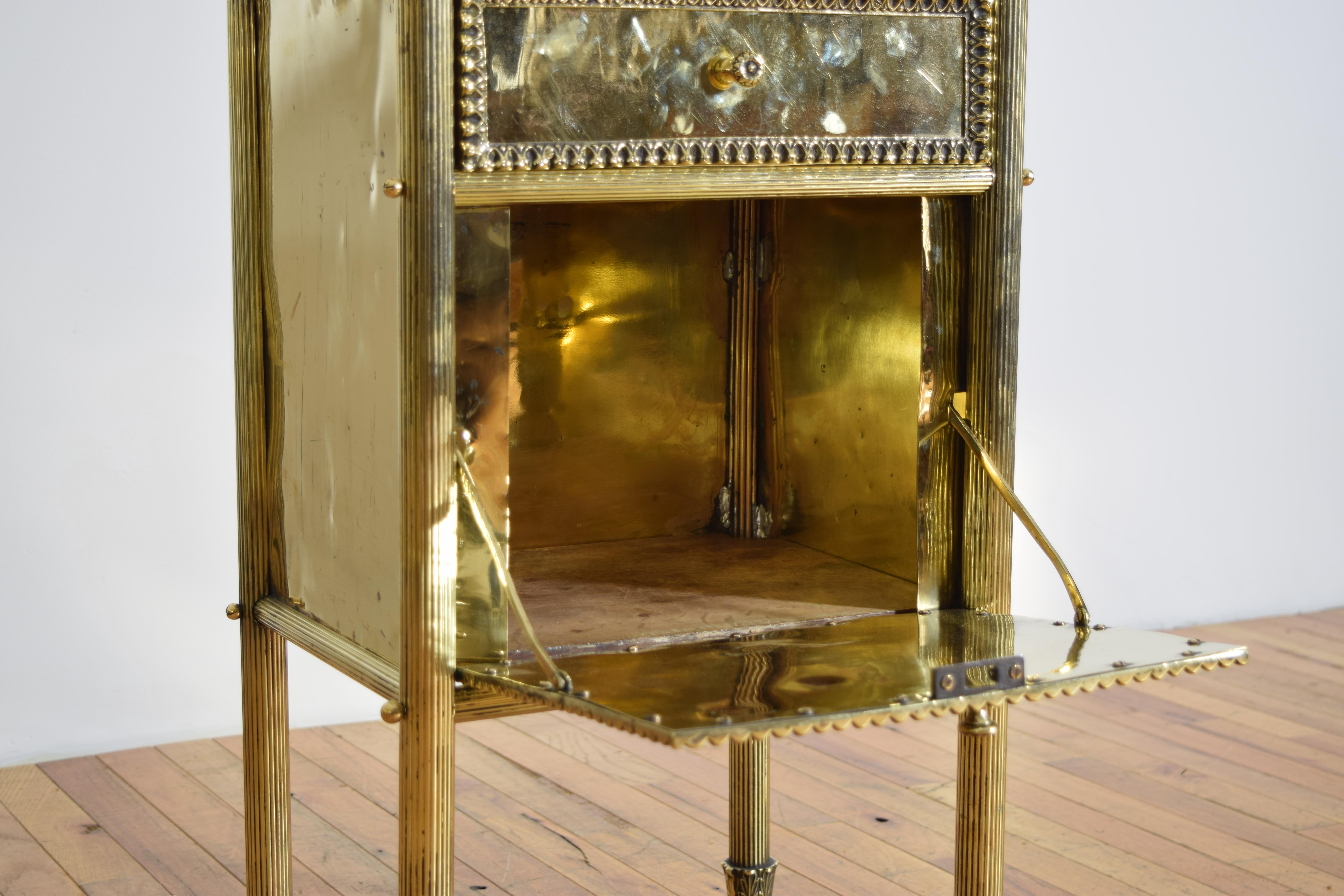 French Pair of Brass and Onyx-Top Bedside Cabinets, 2nd Quarter 20th Century For Sale 6